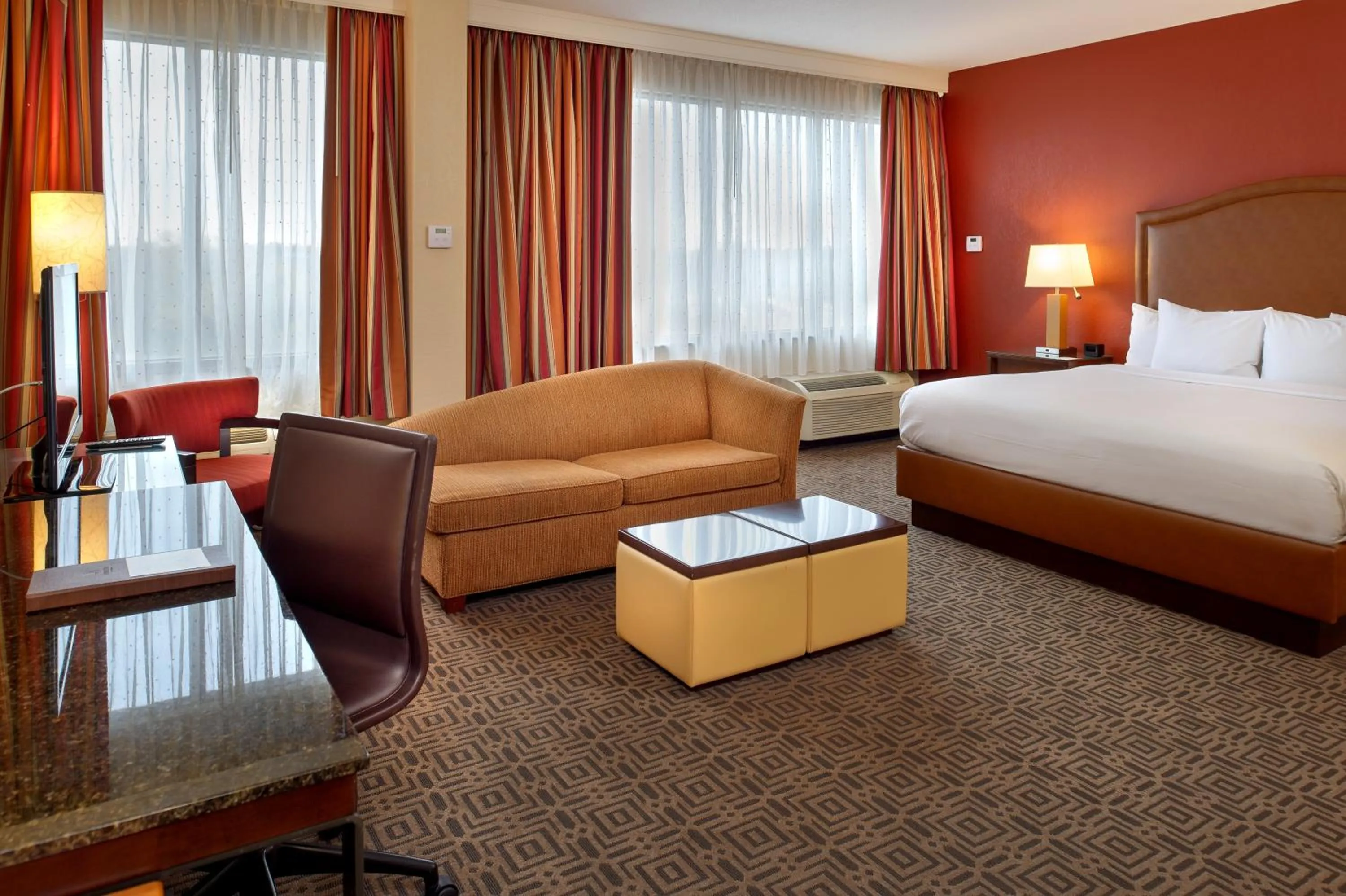 Seating area, Bed in DoubleTree by Hilton Hotel St. Louis - Chesterfield