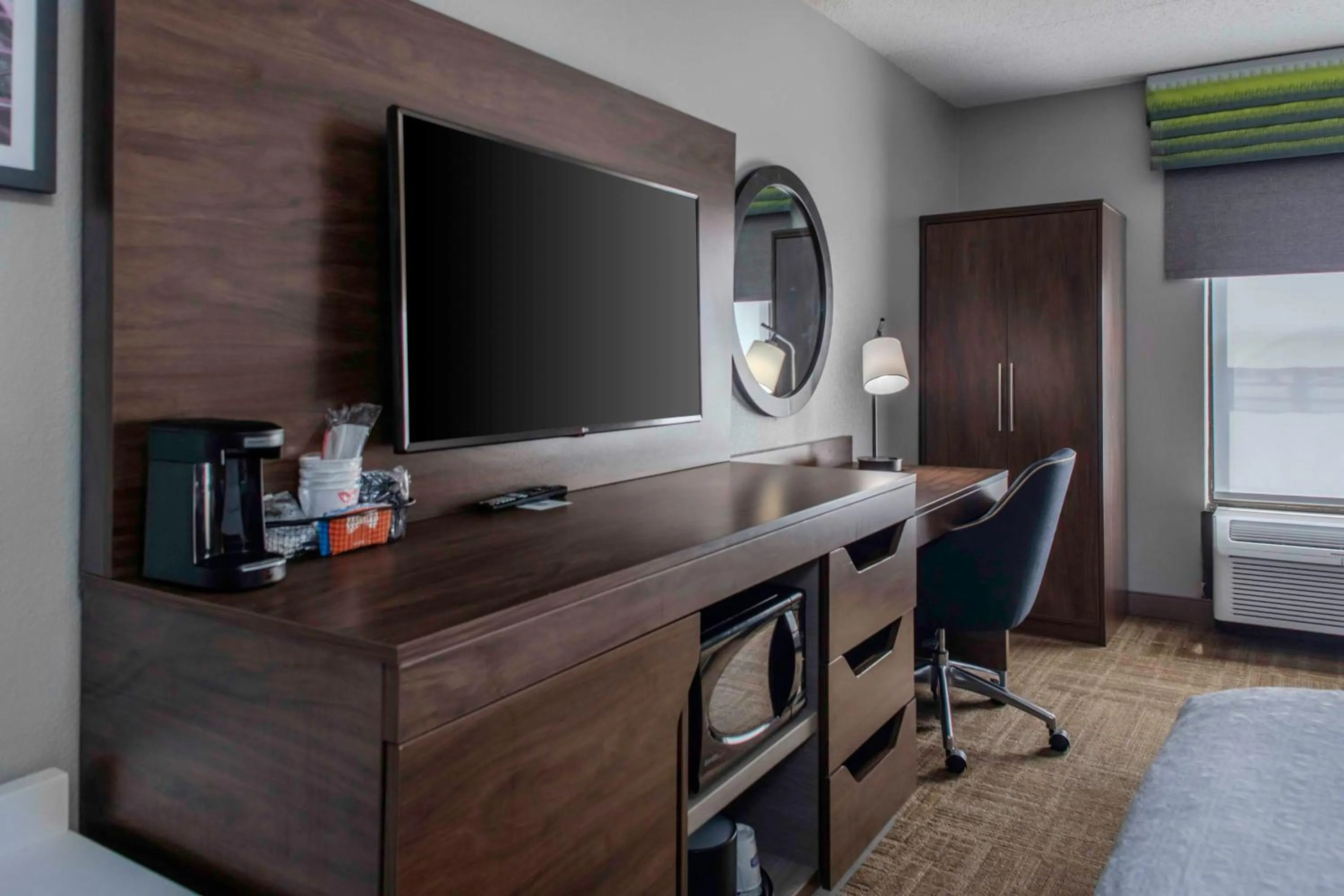 Bedroom in Hampton Inn Detroit Northville