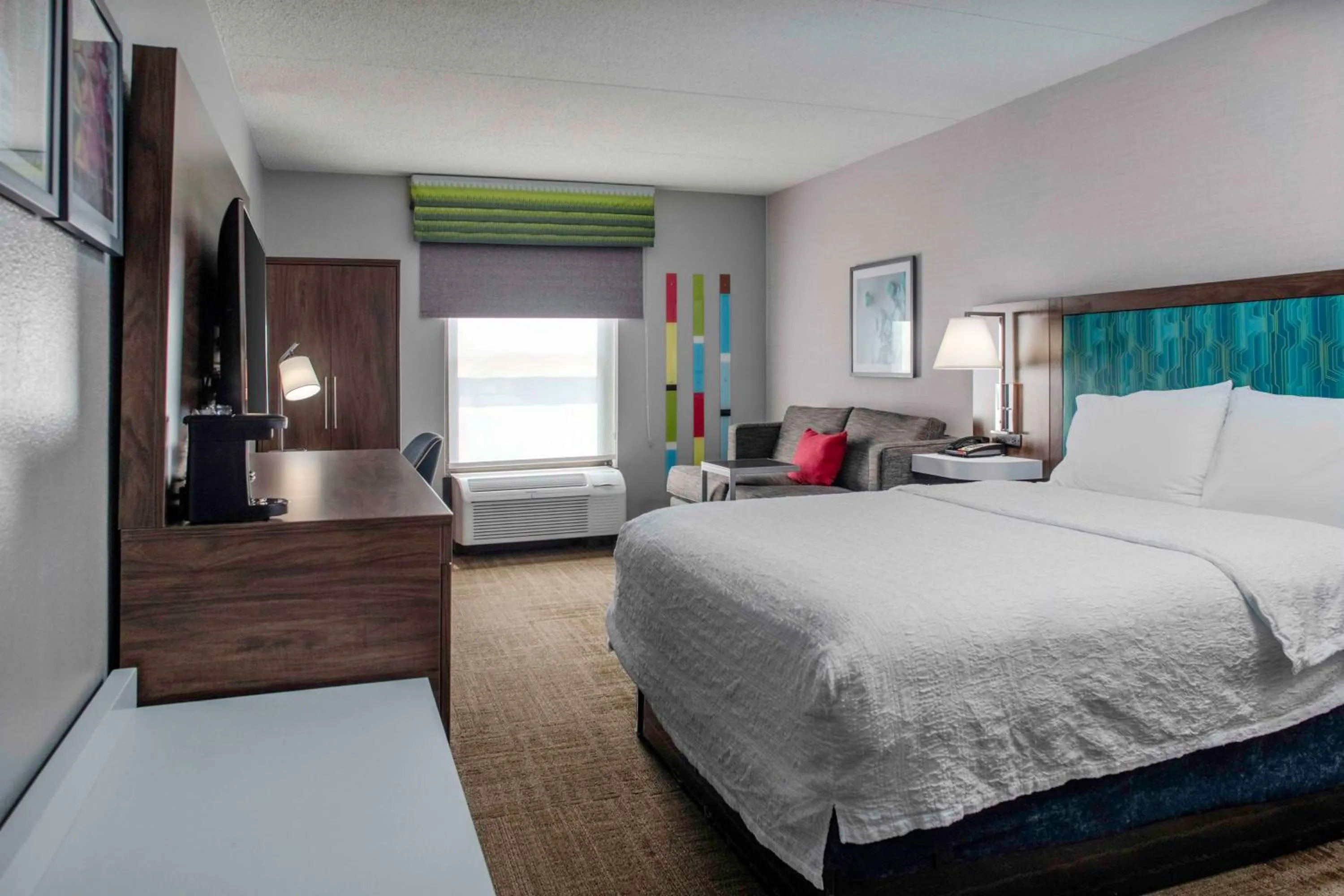 Bed in Hampton Inn Detroit Northville