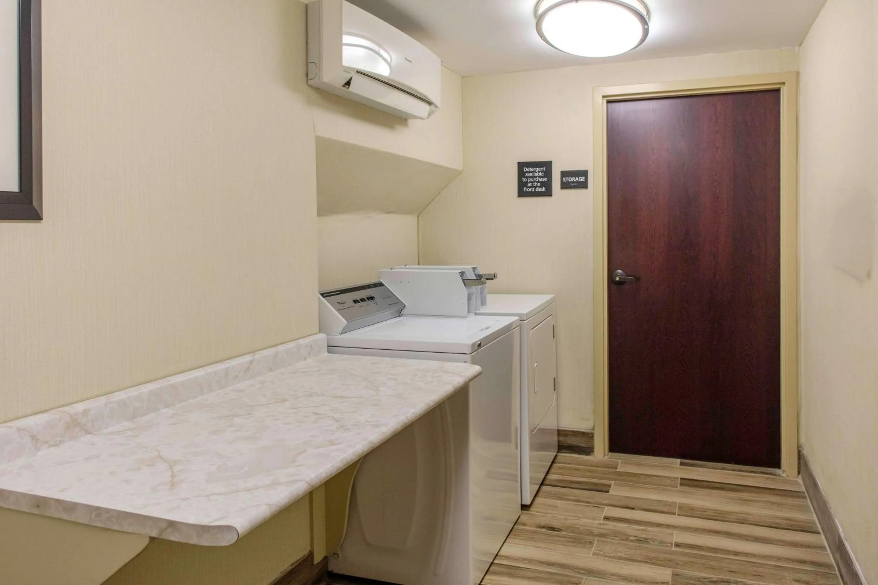 Bed in Hampton Inn Detroit Northville