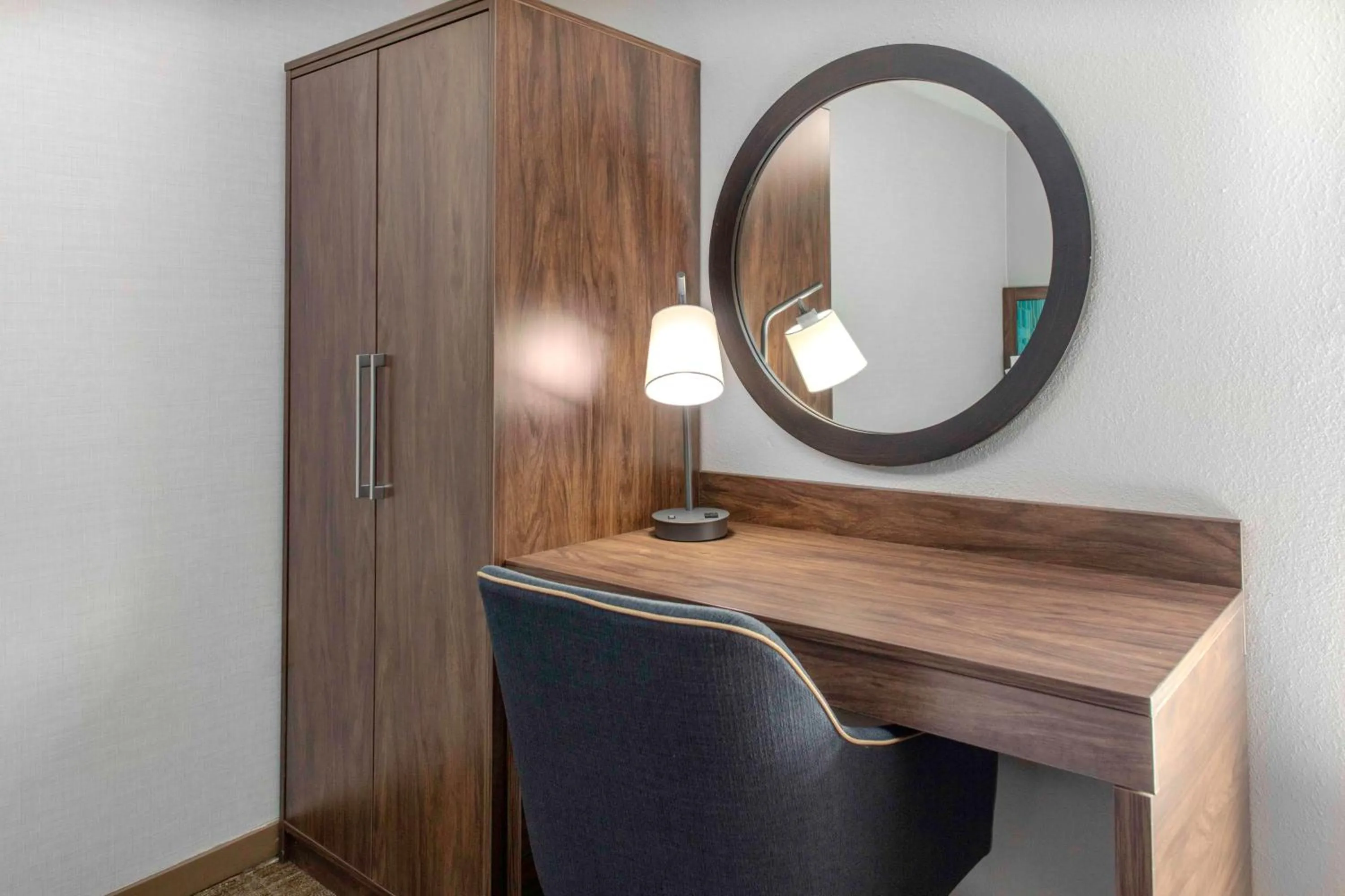 Bedroom in Hampton Inn Detroit Northville