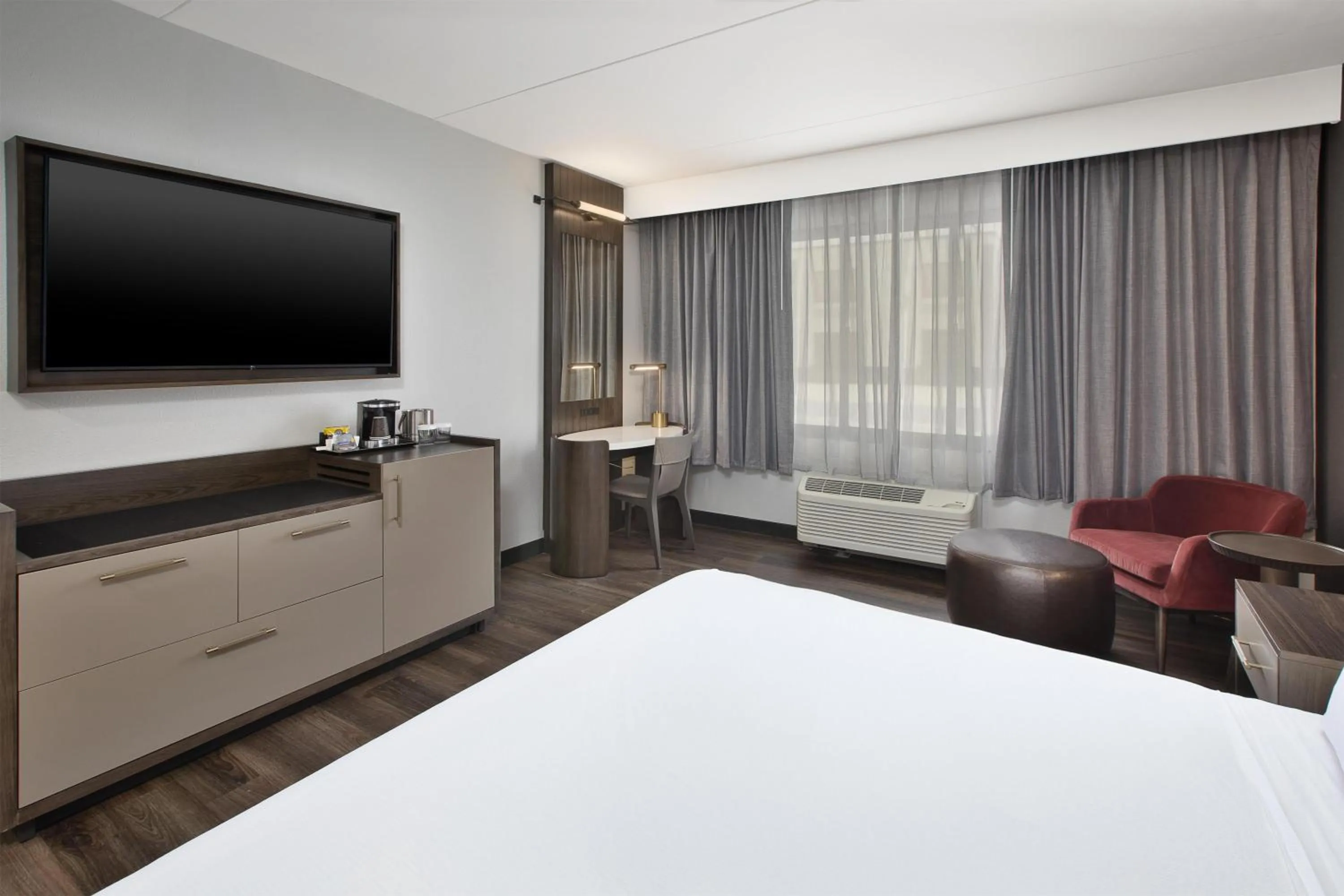 Bedroom, Bed in DoubleTree by Hilton Hotel Detroit Novi