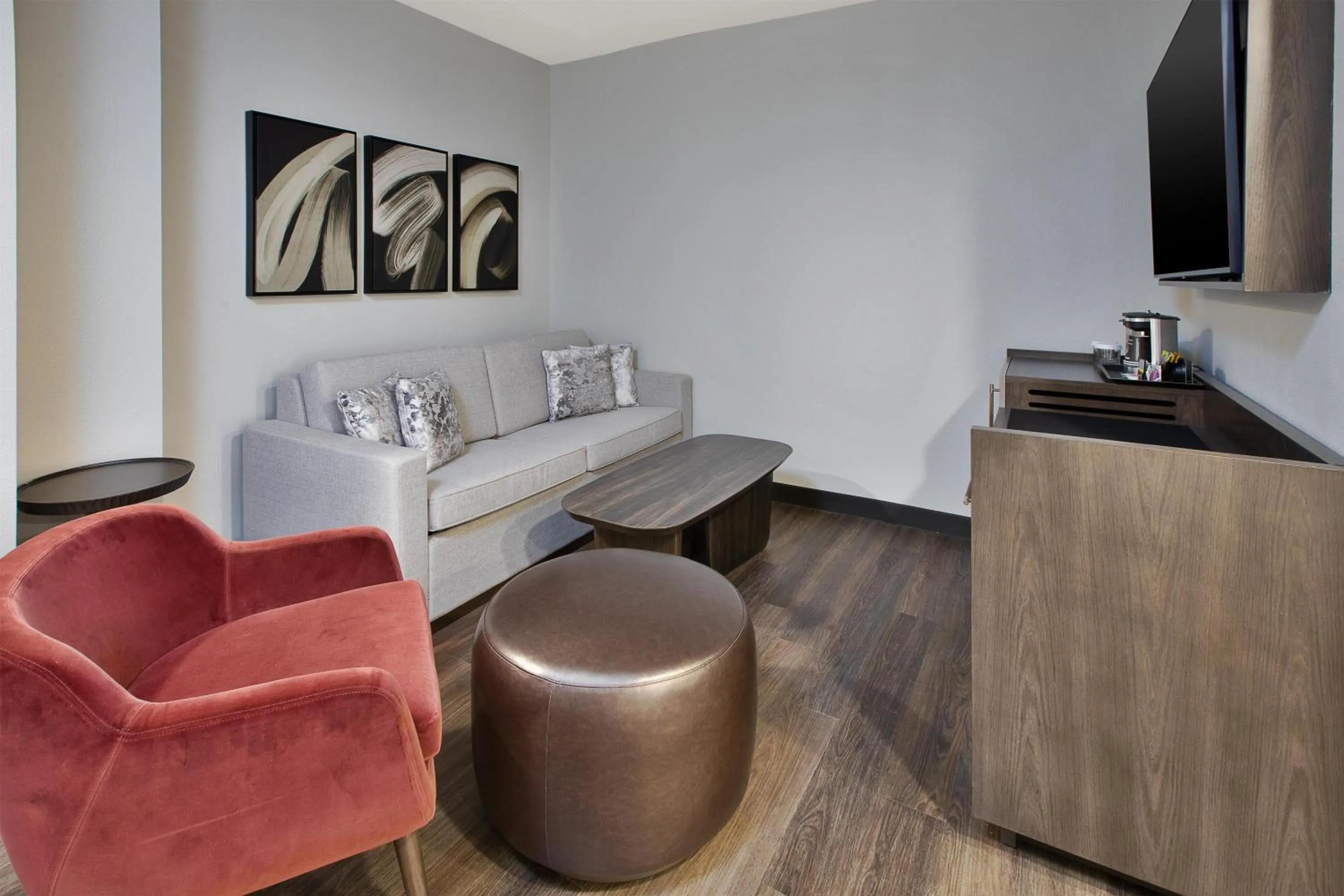 Living room in DoubleTree by Hilton Hotel Detroit Novi