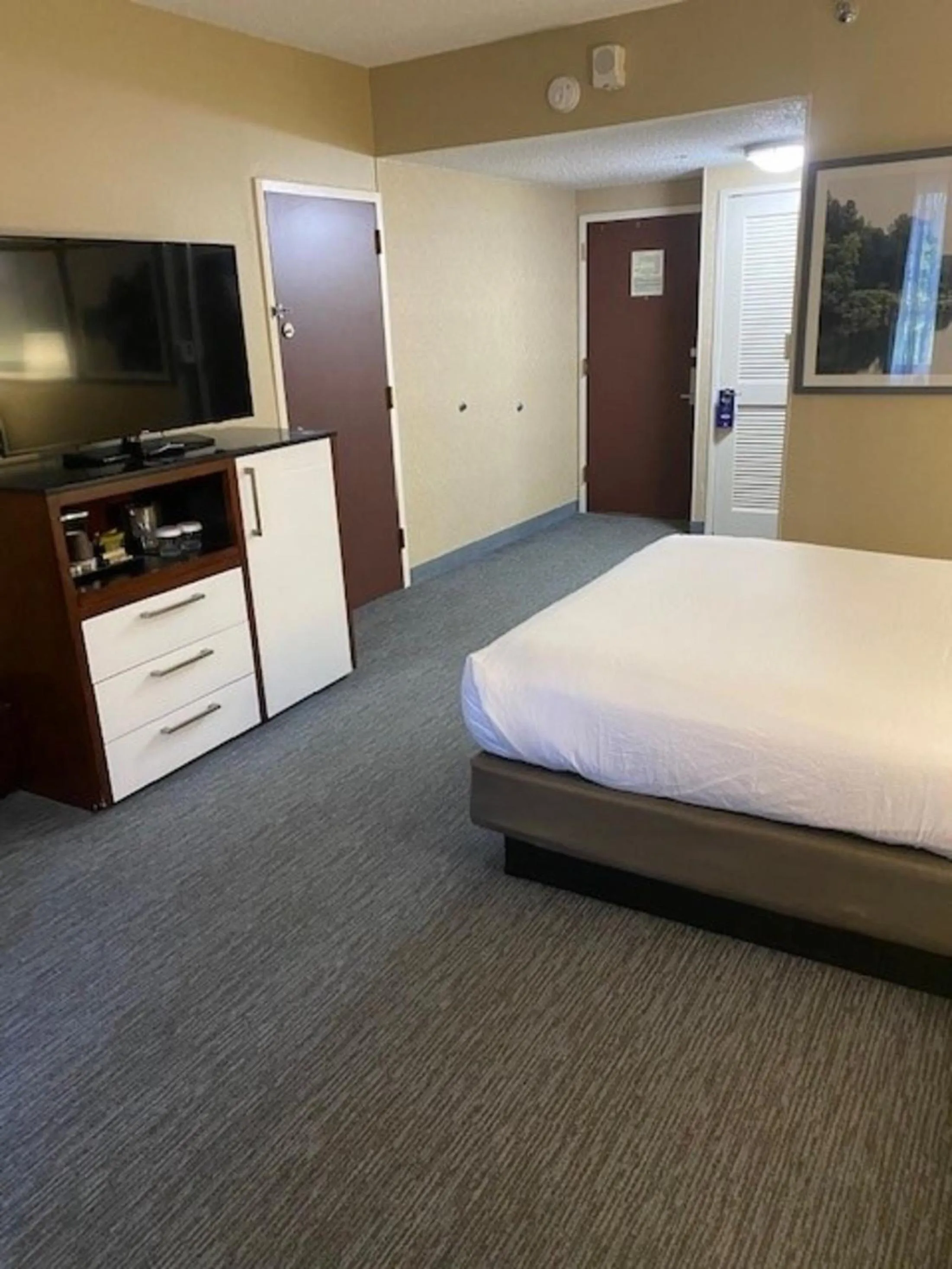 Bed in DoubleTree by Hilton Hotel Detroit Novi