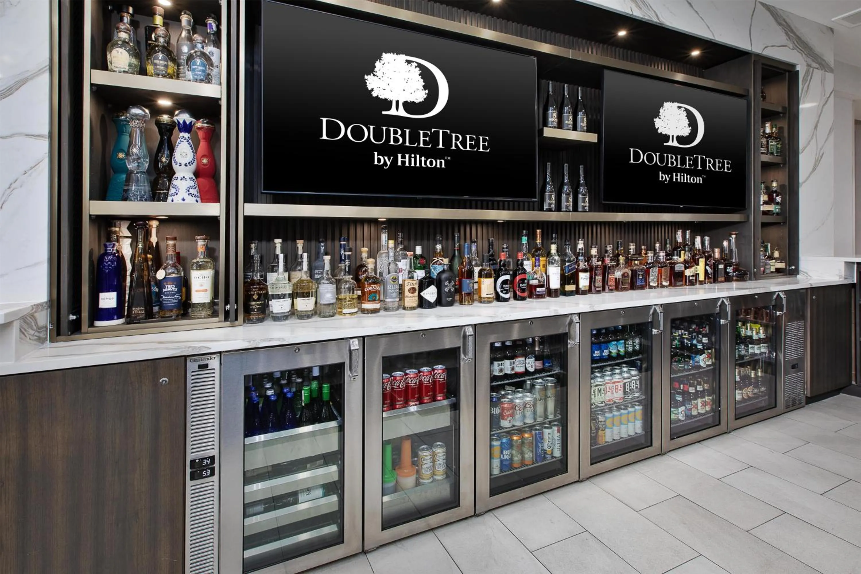 Lounge or bar in DoubleTree by Hilton Hotel Detroit Novi