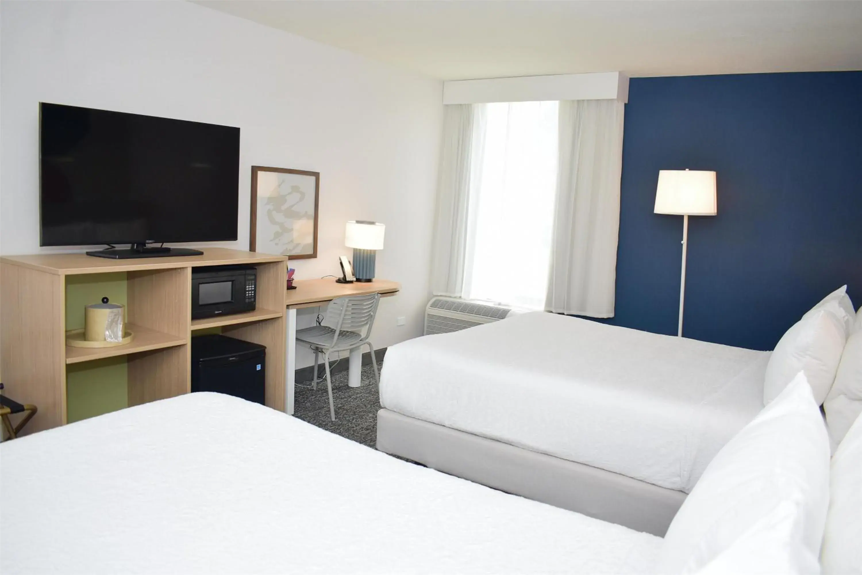 Bed in Hampton Inn St. Louis Southwest Bed in Hampton Inn St. Louis Southwest