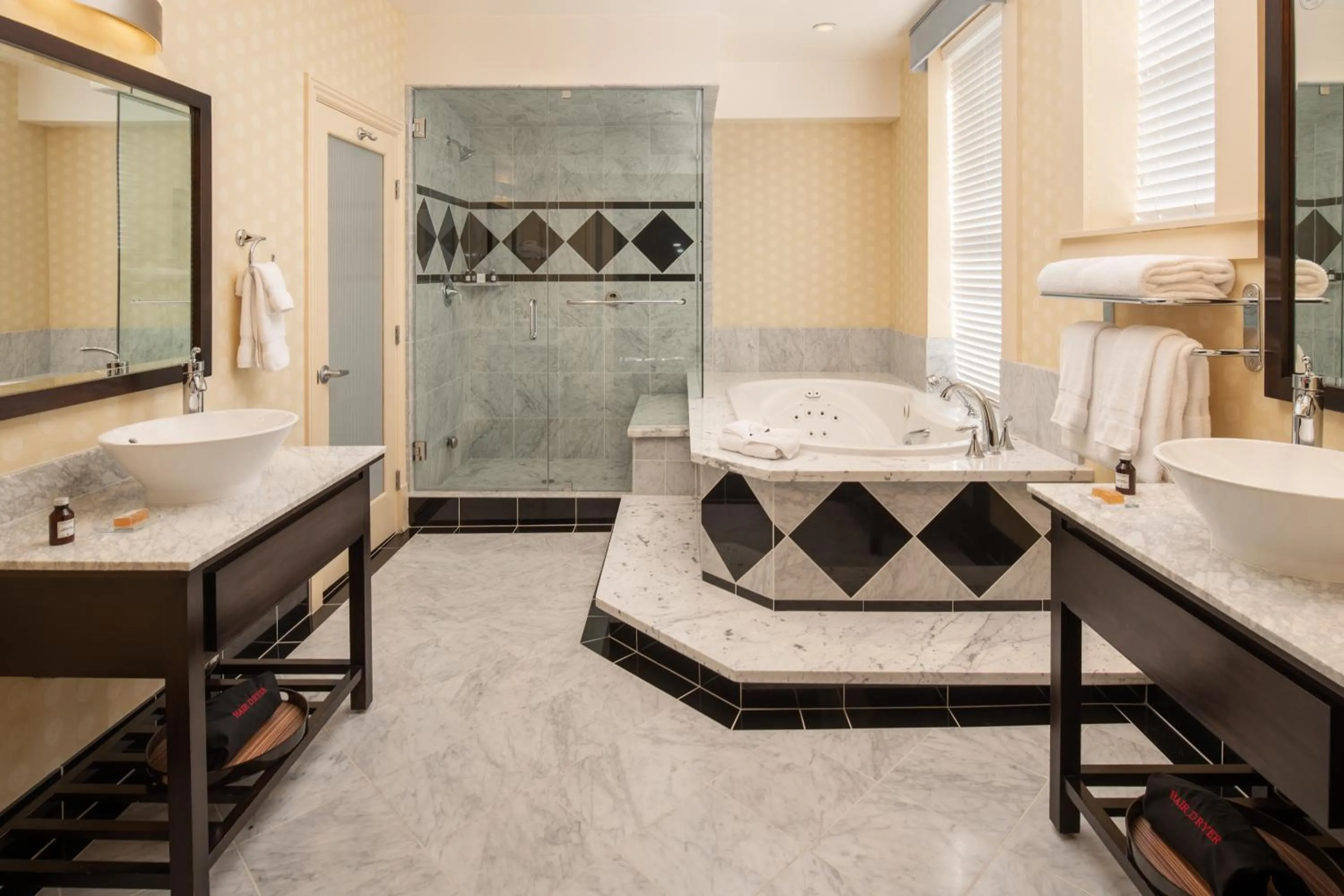 Bathroom, Bed in Hotel Shattuck Plaza