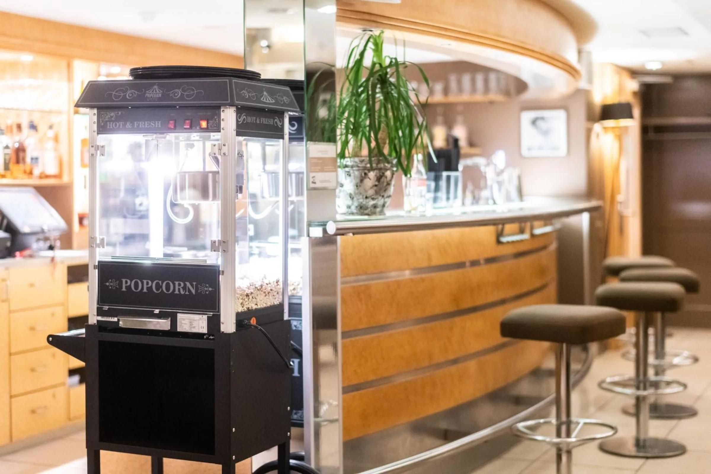 Lounge or bar in Hotel Lenzerhorn - Alpine Stay, Spa & Savour