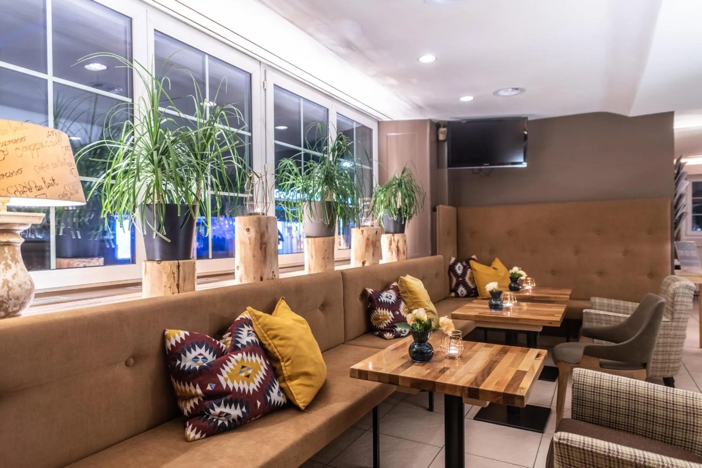 Lounge or bar in Hotel Lenzerhorn - Alpine Stay, Spa & Savour