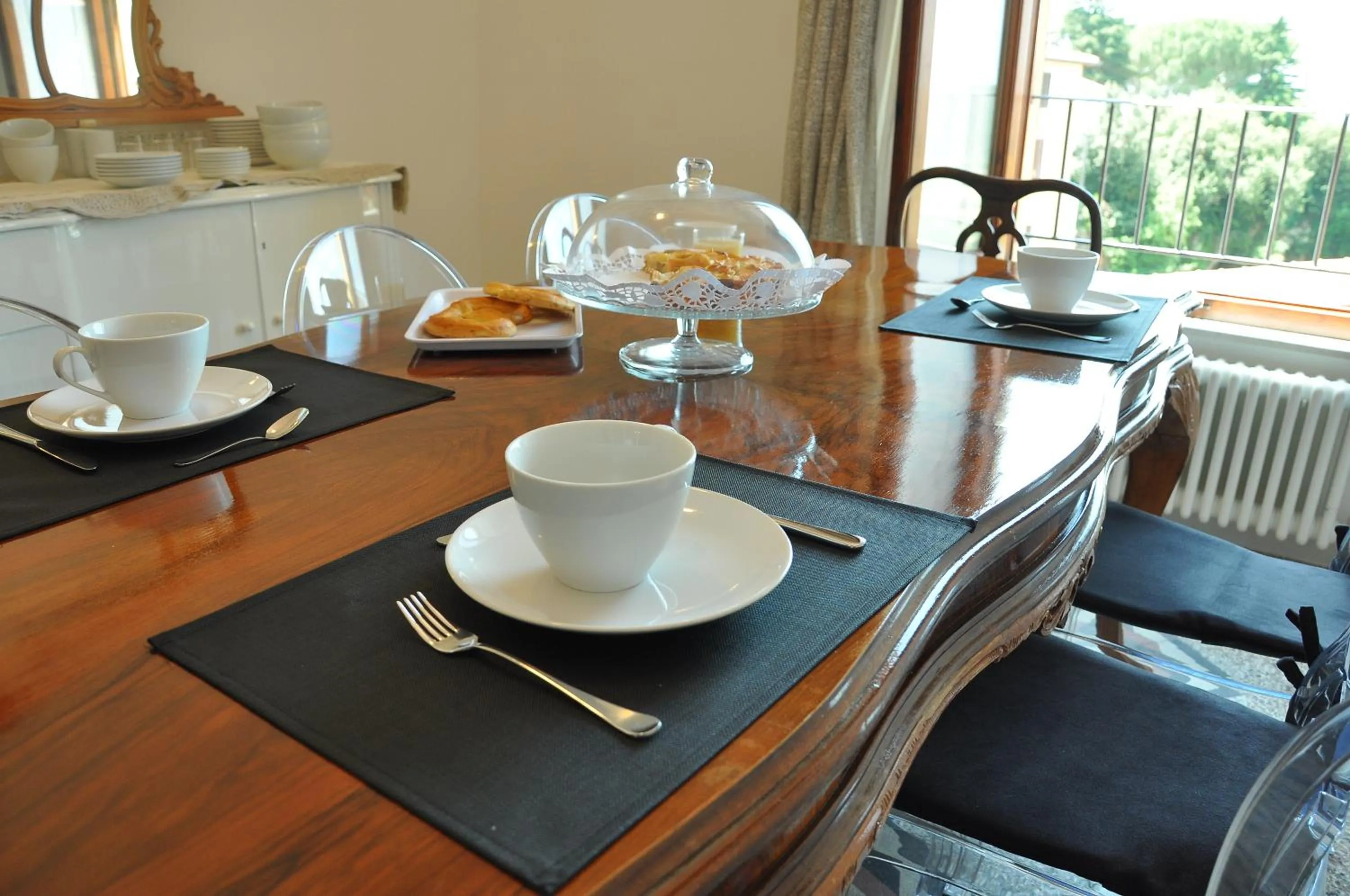 Communal lounge/ TV room in AL 32 B&B