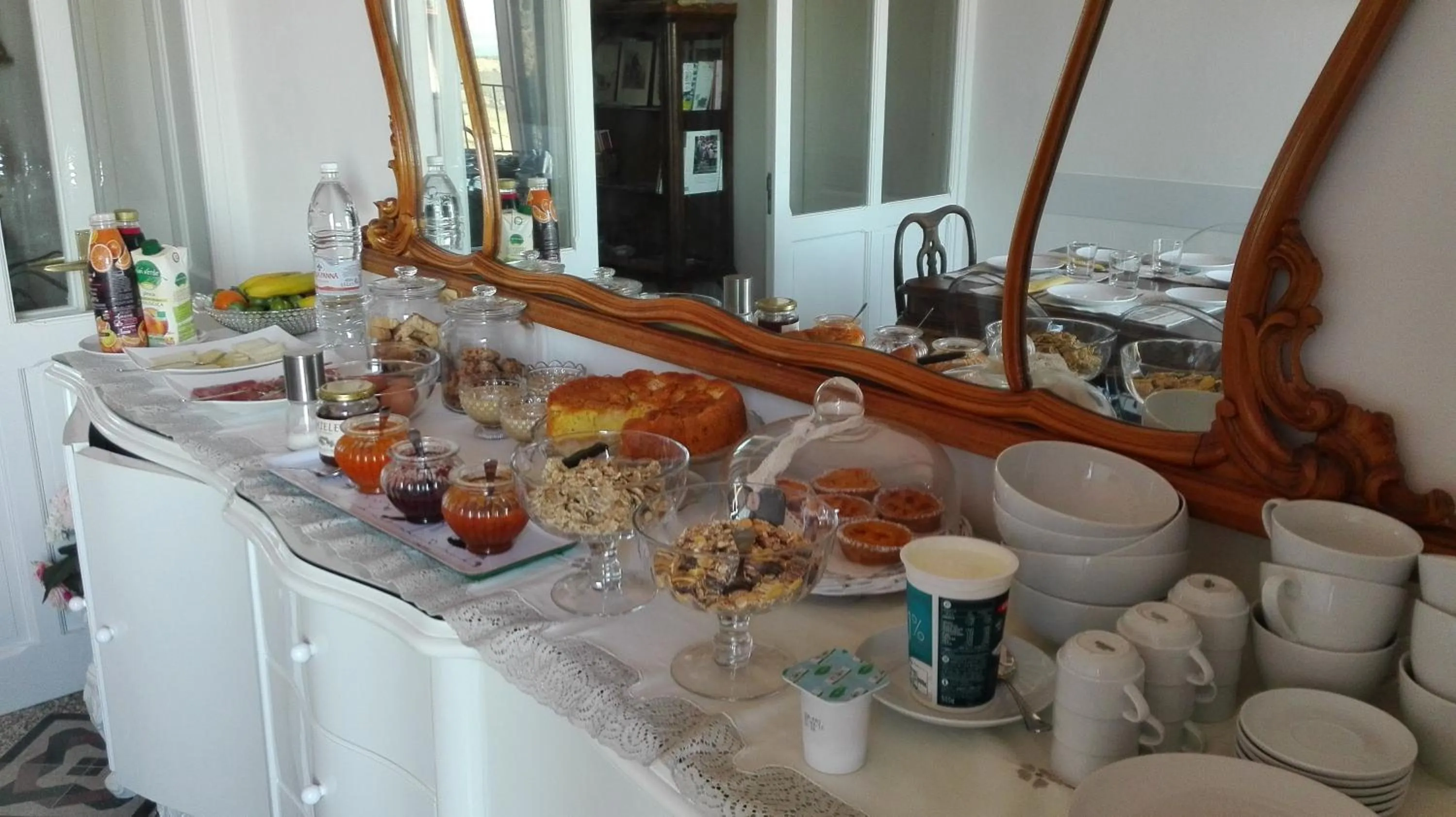 Communal lounge/ TV room in AL 32 B&B