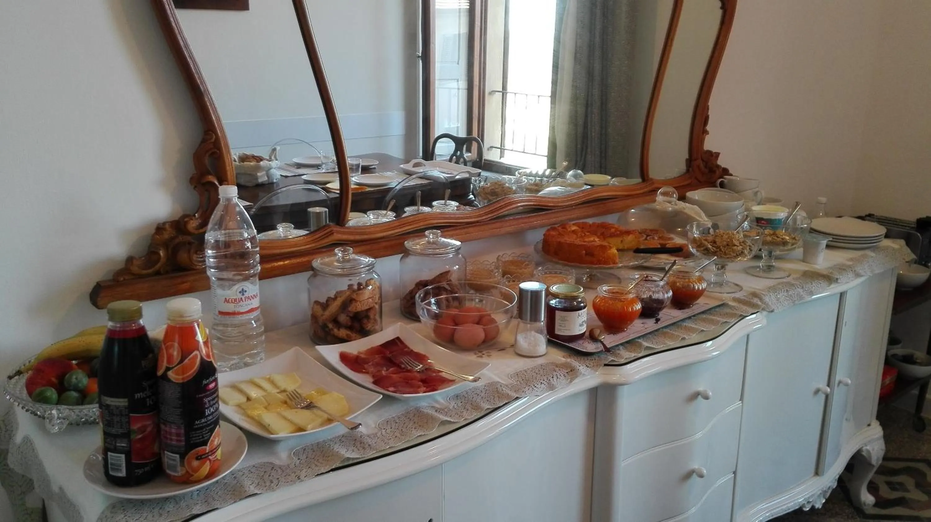 Continental breakfast in AL 32 B&B