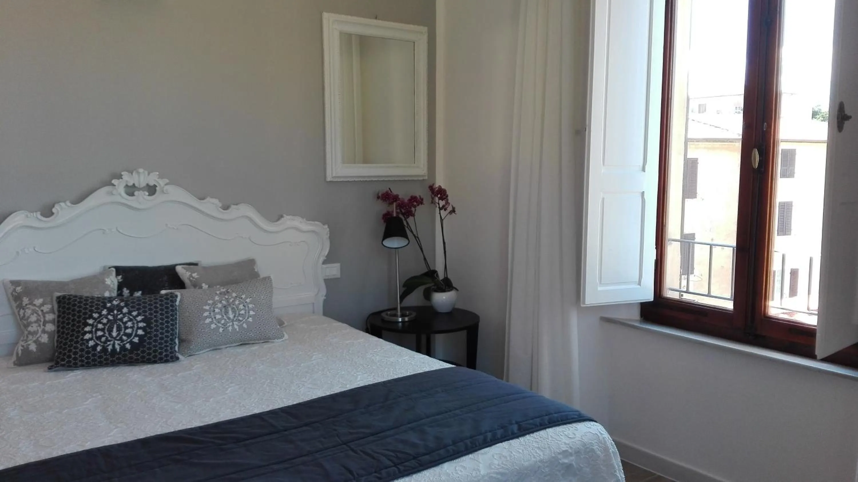 Photo of the whole room, Bed in AL 32 B&B