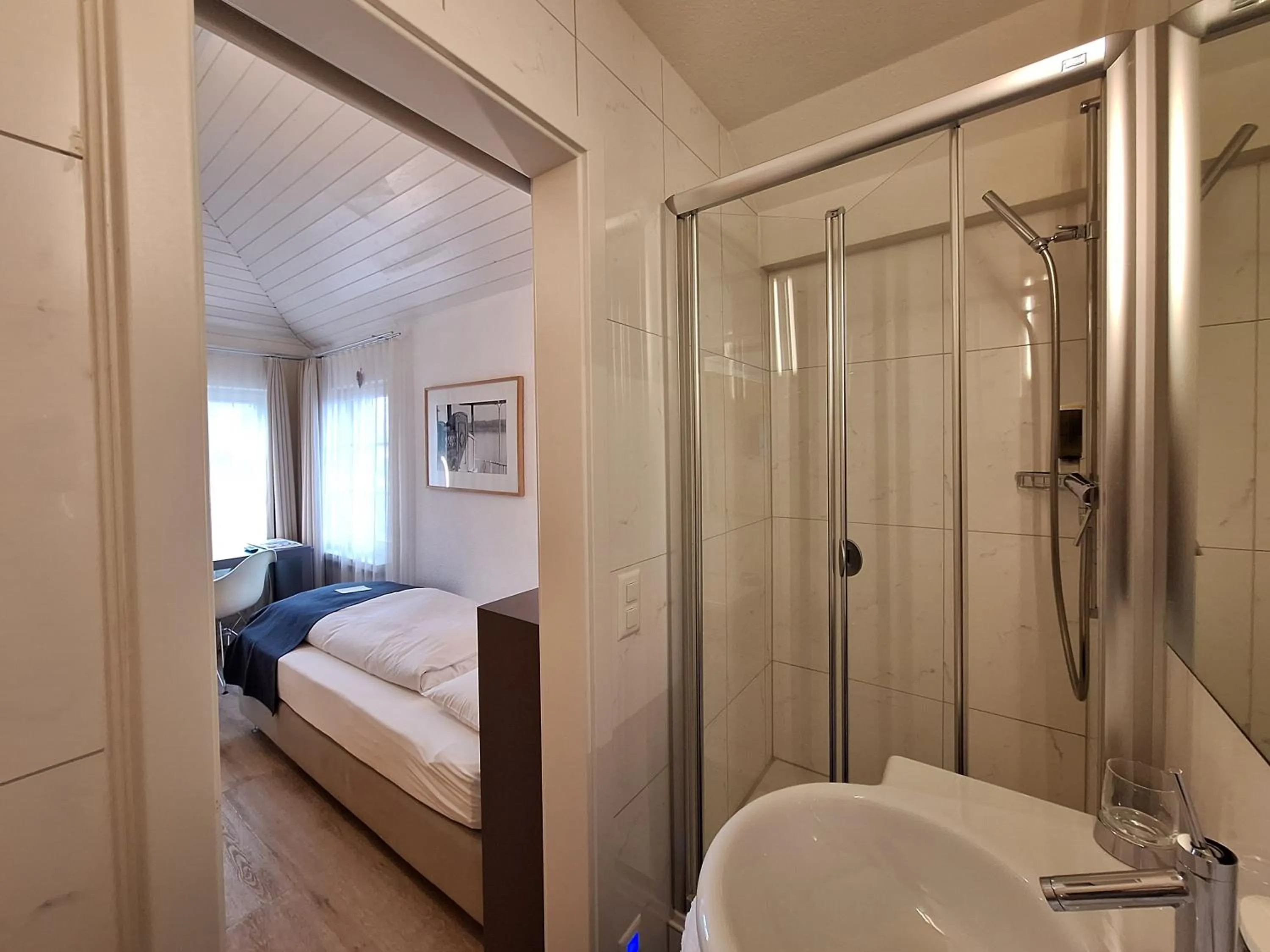 Shower, Bed in Hotel Wassberg - Self-Check-in