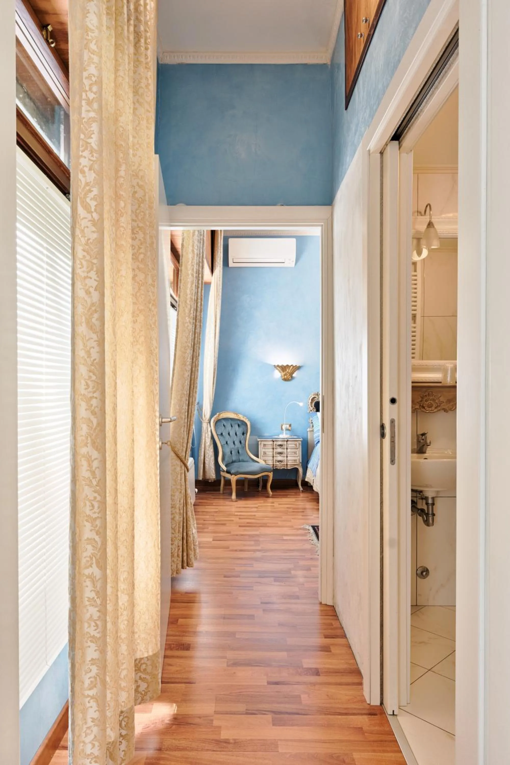 Seating area, Bed in BB Venezia