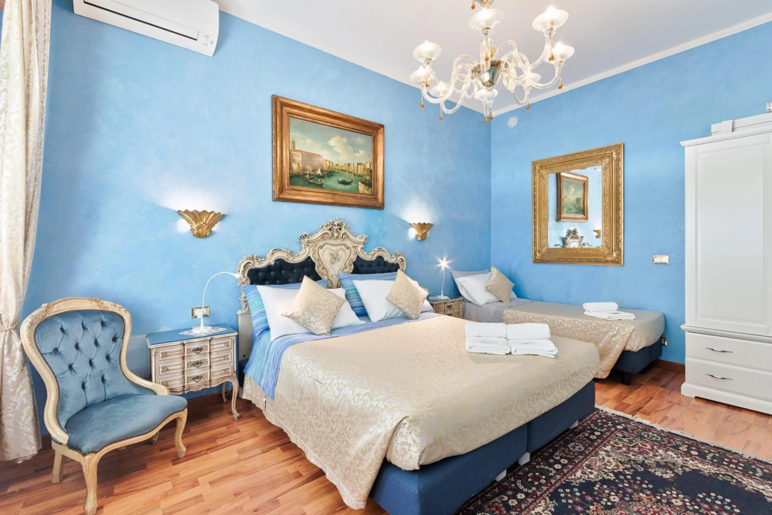 Photo of the whole room, Bed in BB Venezia