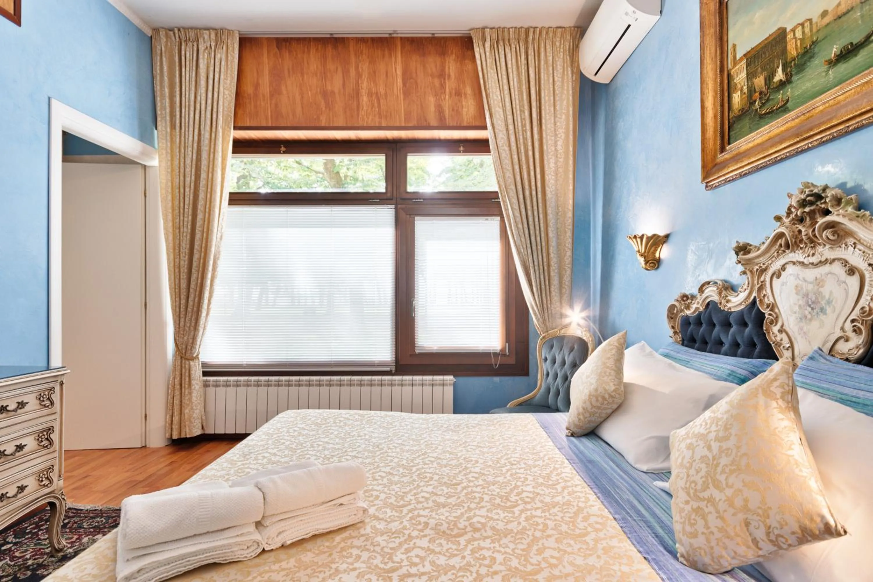 Photo of the whole room, Bed in BB Venezia
