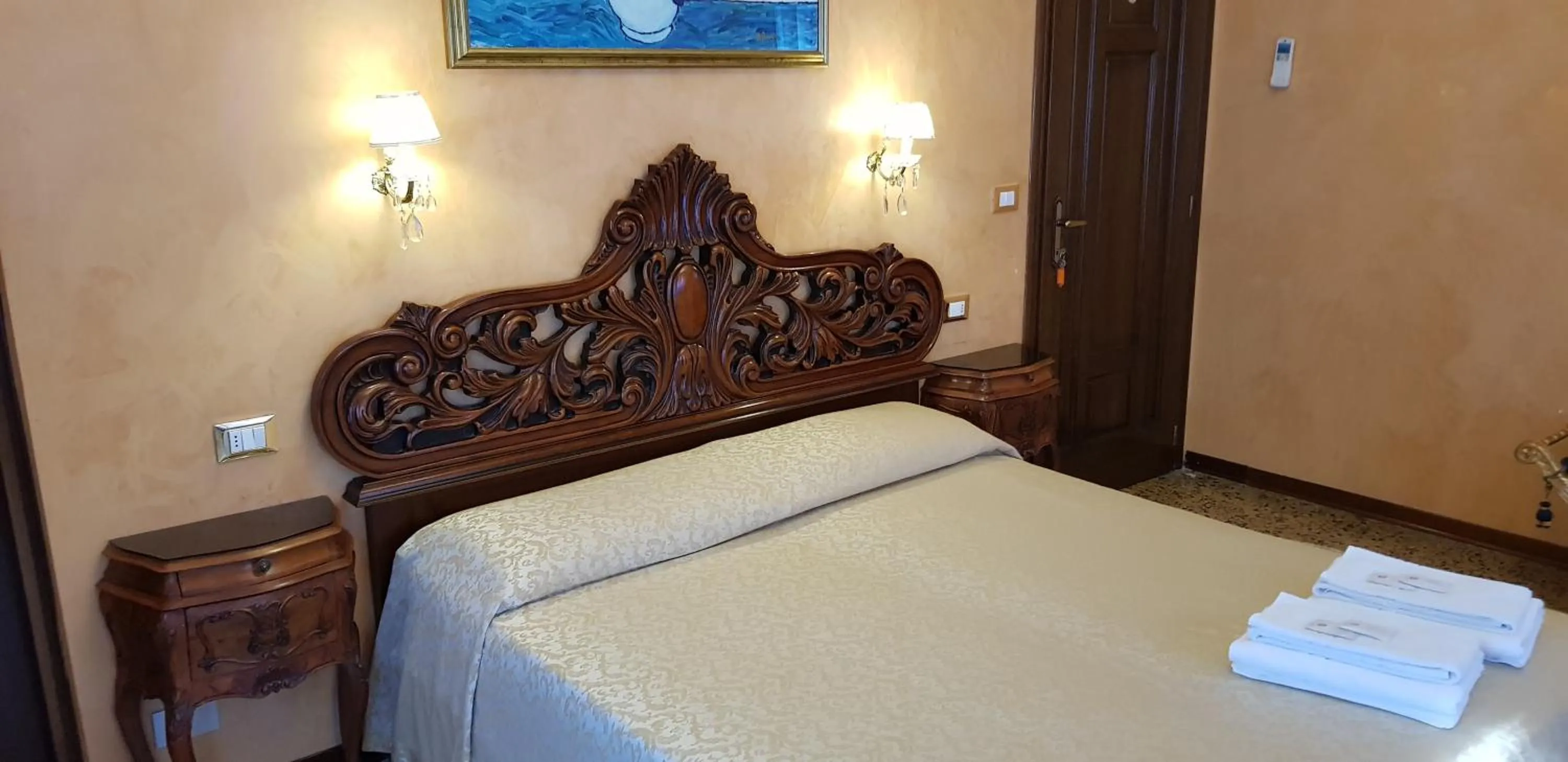 Photo of the whole room, Bed in BB Venezia
