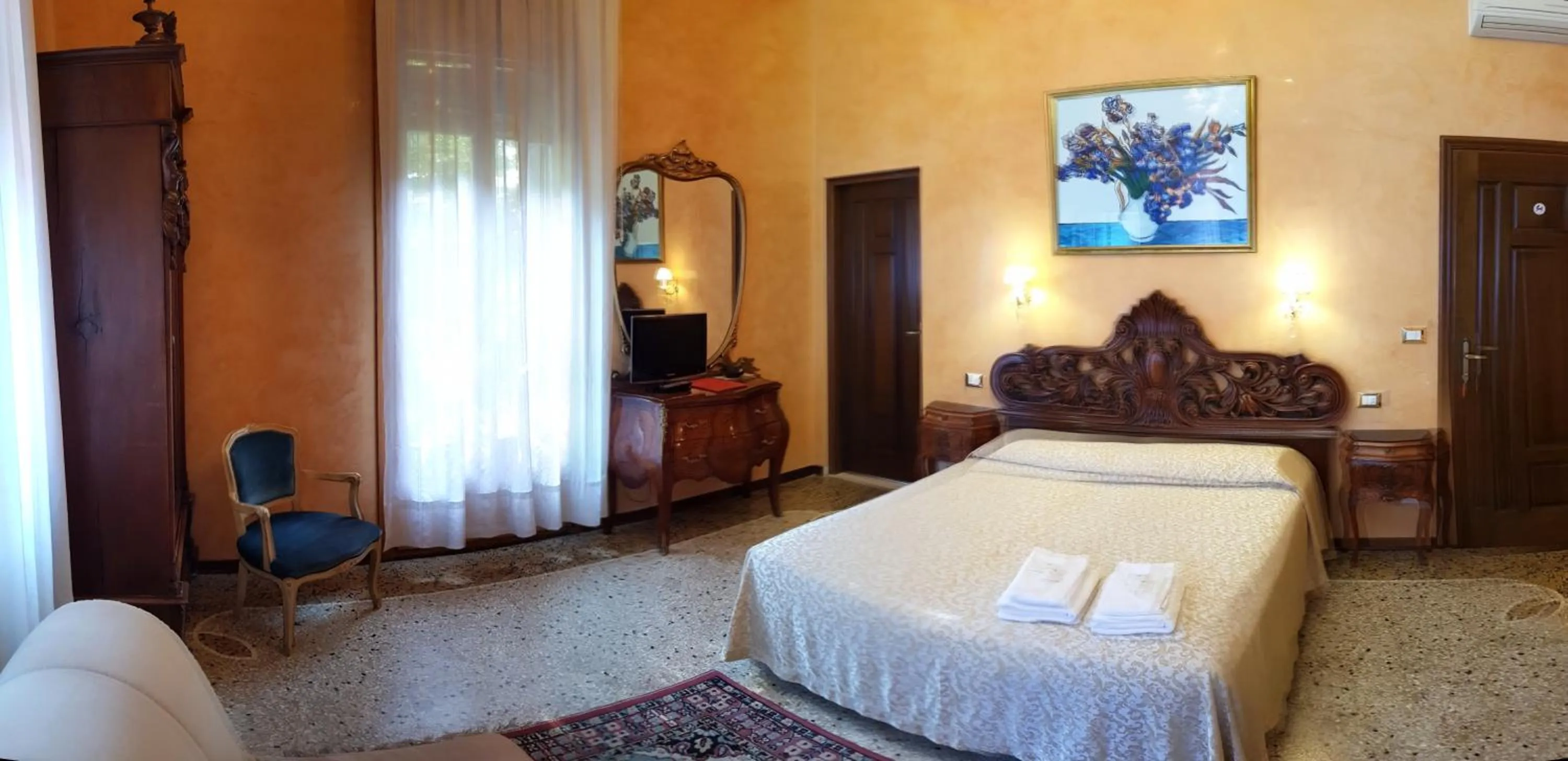 Photo of the whole room, Bed in BB Venezia