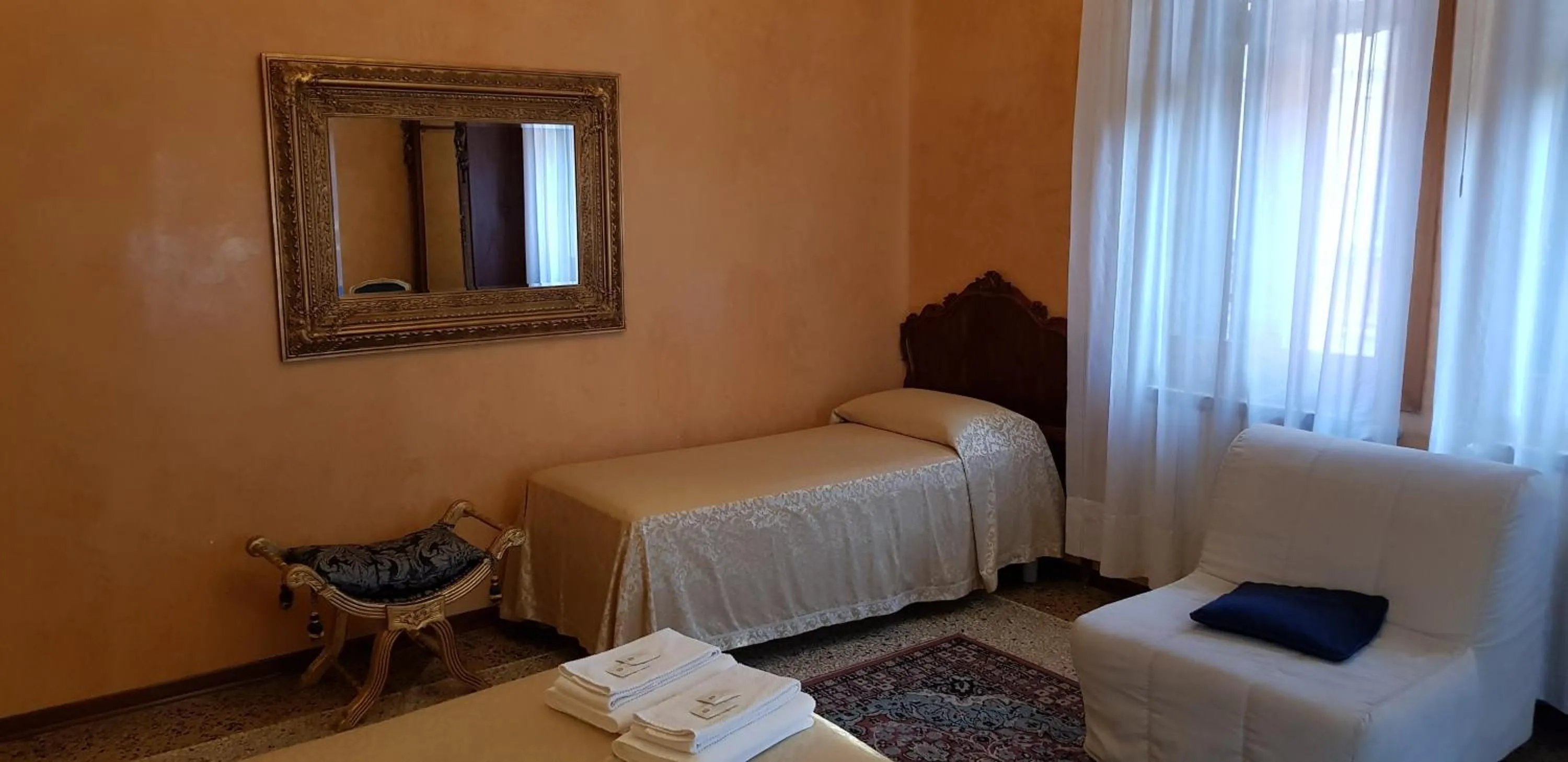 Photo of the whole room, Bed in BB Venezia