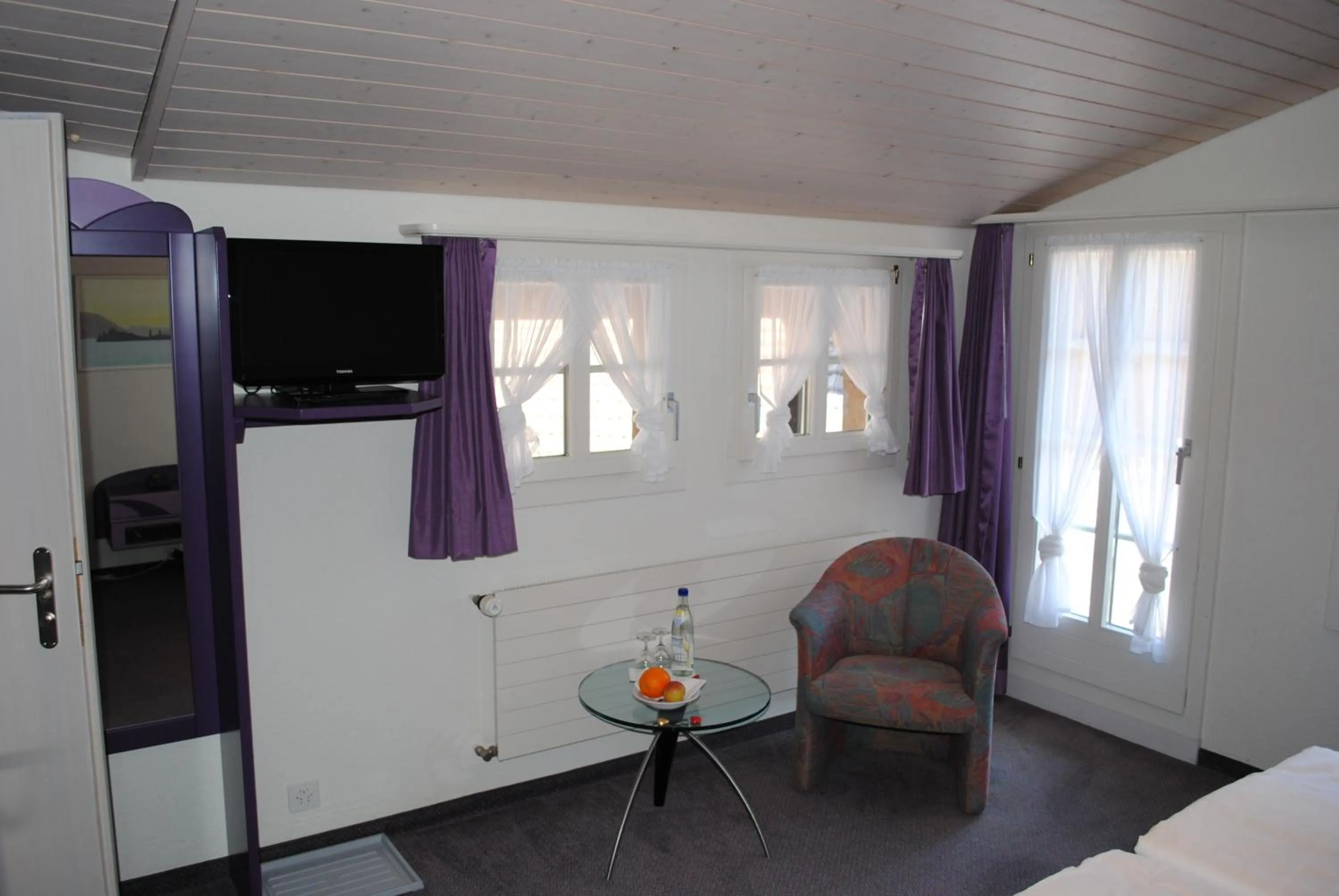 TV and multimedia, Bed in Hotel Châlet Du Lac