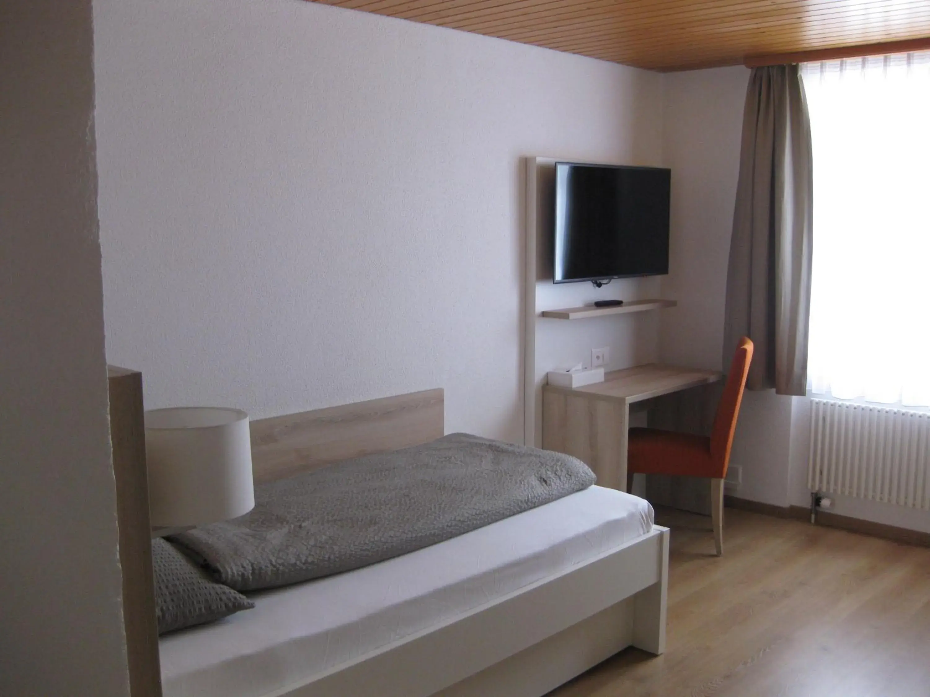 Single Room with Shared Shower and Toilet - Separate Building in Hotel Hubertus Single Room with Shared Shower and Toilet - Separate Building in Hotel Hubertus