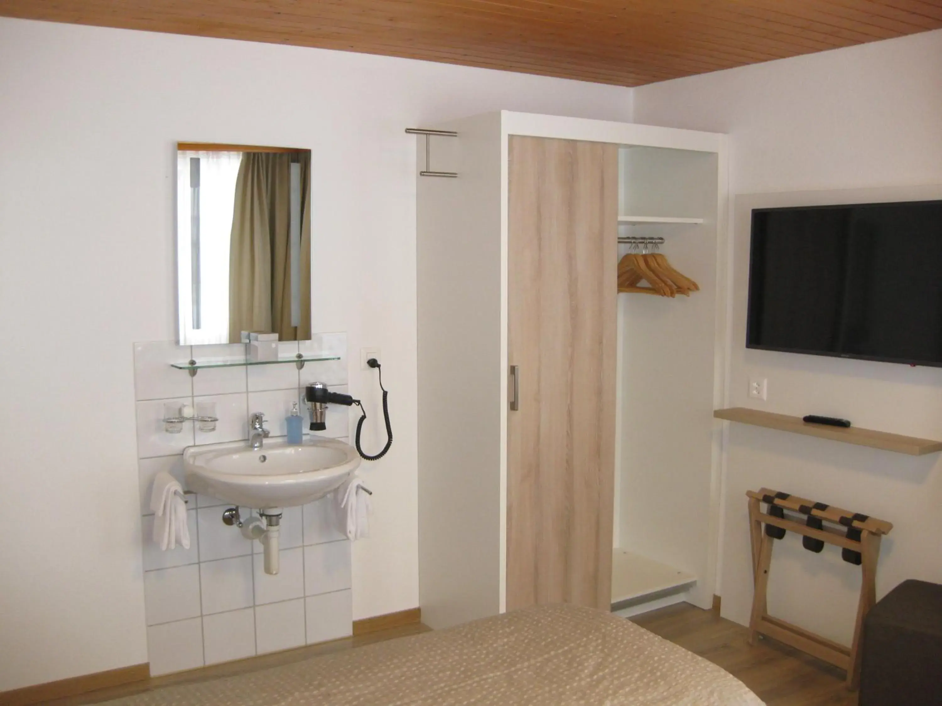 Double Room with Shared Bathroom - Separate Building in Hotel Hubertus Double Room with Shared Bathroom - Separate Building in Hotel Hubertus