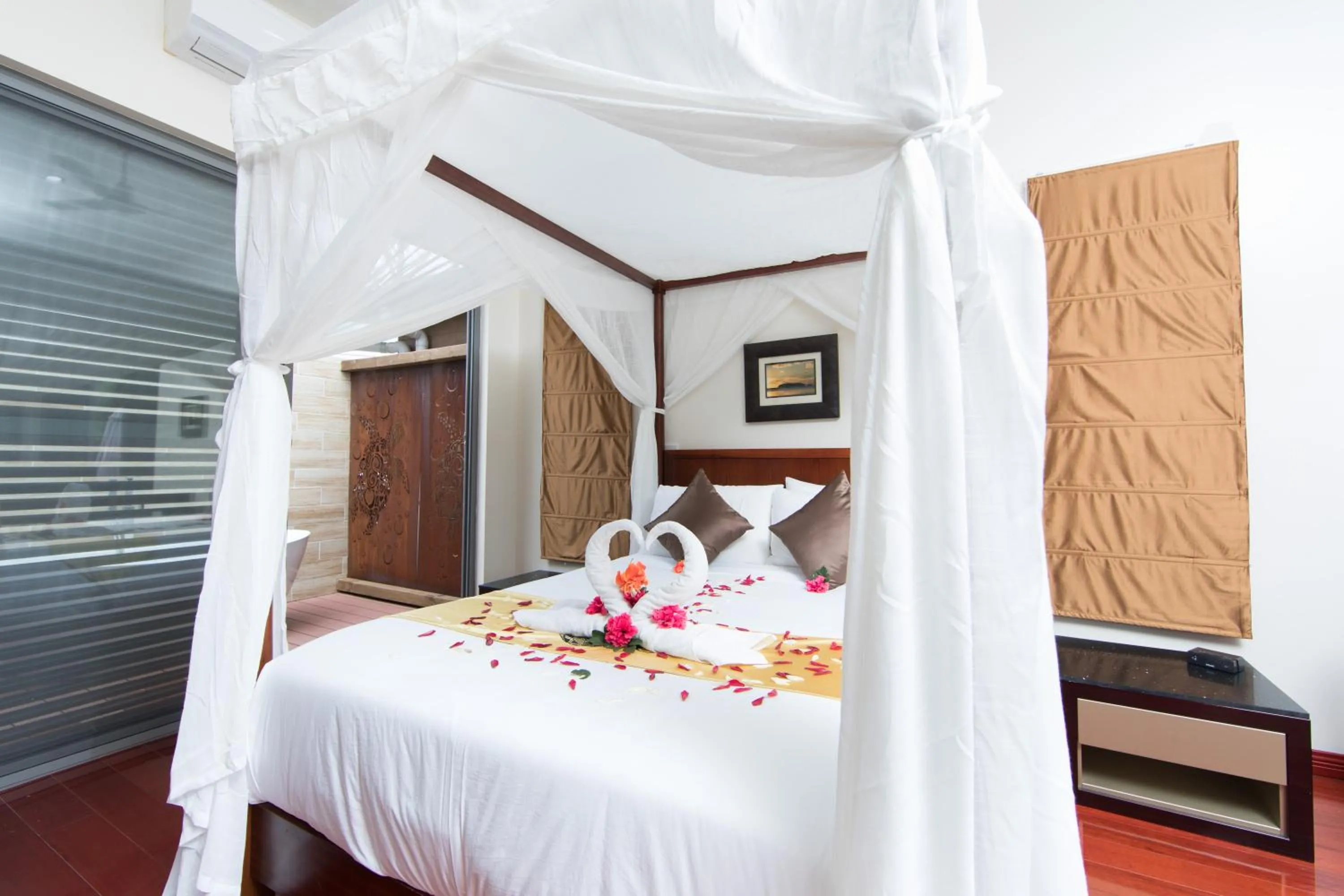 Bedroom, Bed in Kia Orana Villas and Spa