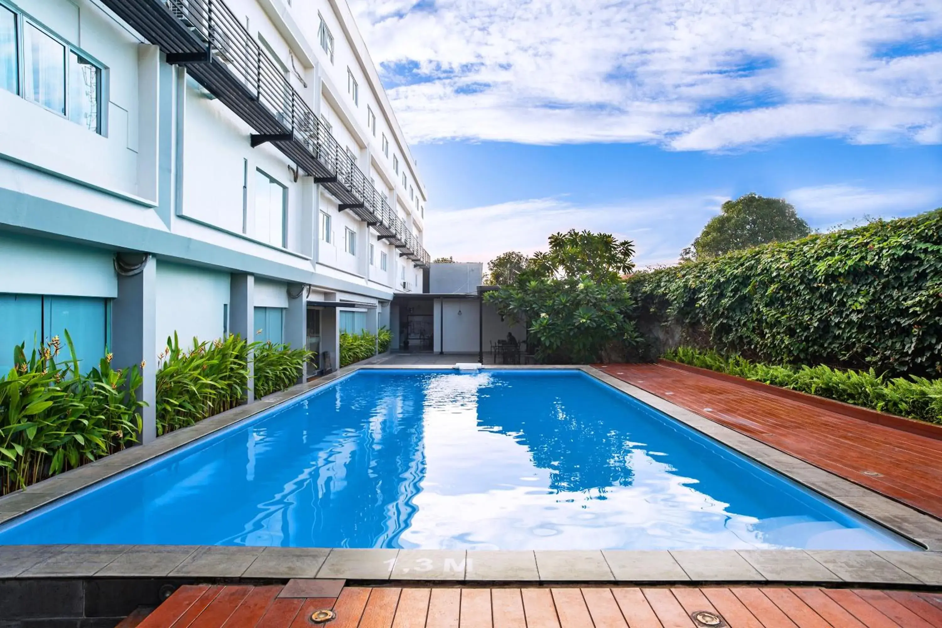 Swimming pool in Swiss-Belinn Cibitung Swimming pool in Swiss-Belinn Cibitung