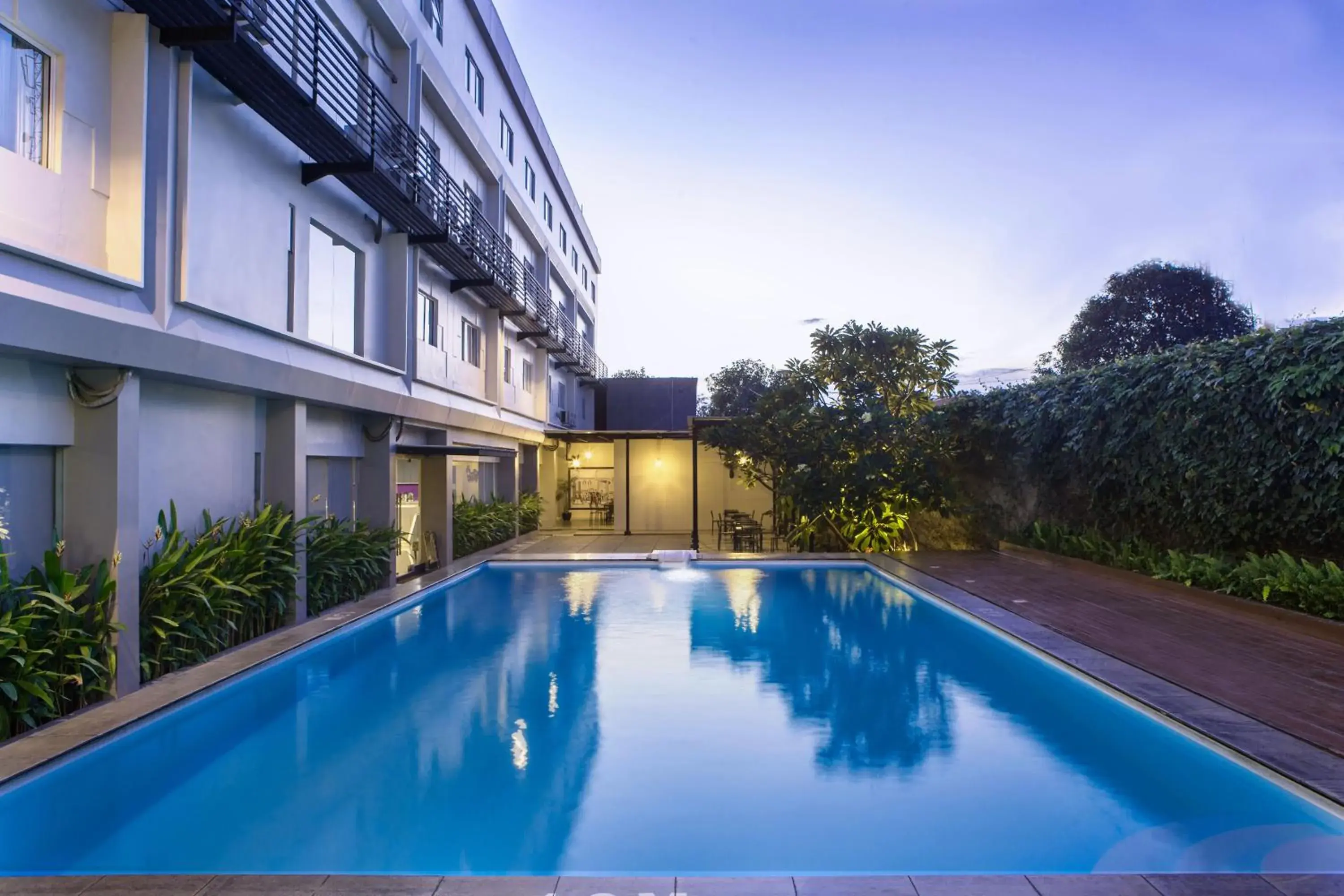 Swimming pool in Swiss-Belinn Cibitung Swimming pool in Swiss-Belinn Cibitung