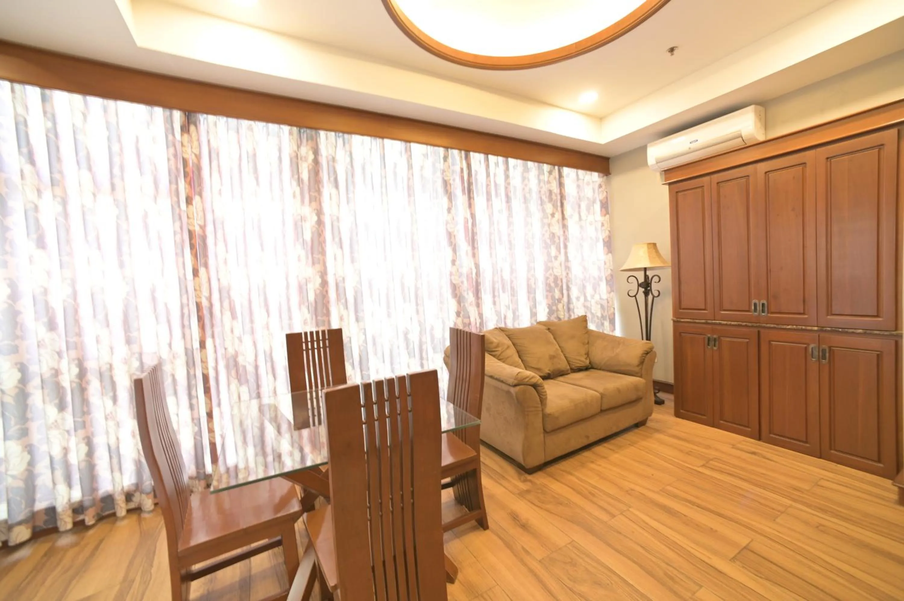 Living room in Paragon Hotel and Suites