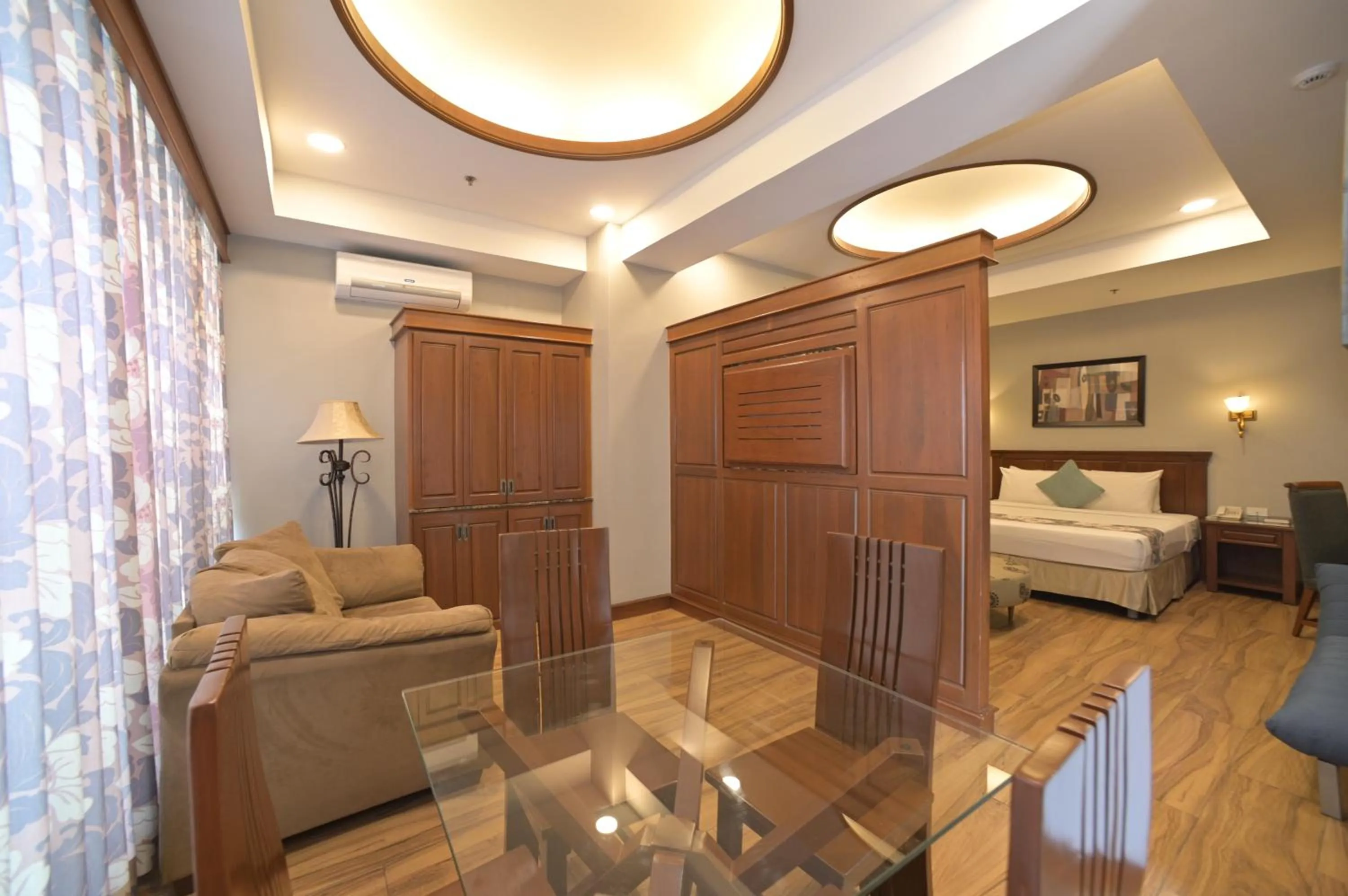 Bedroom in Paragon Hotel and Suites