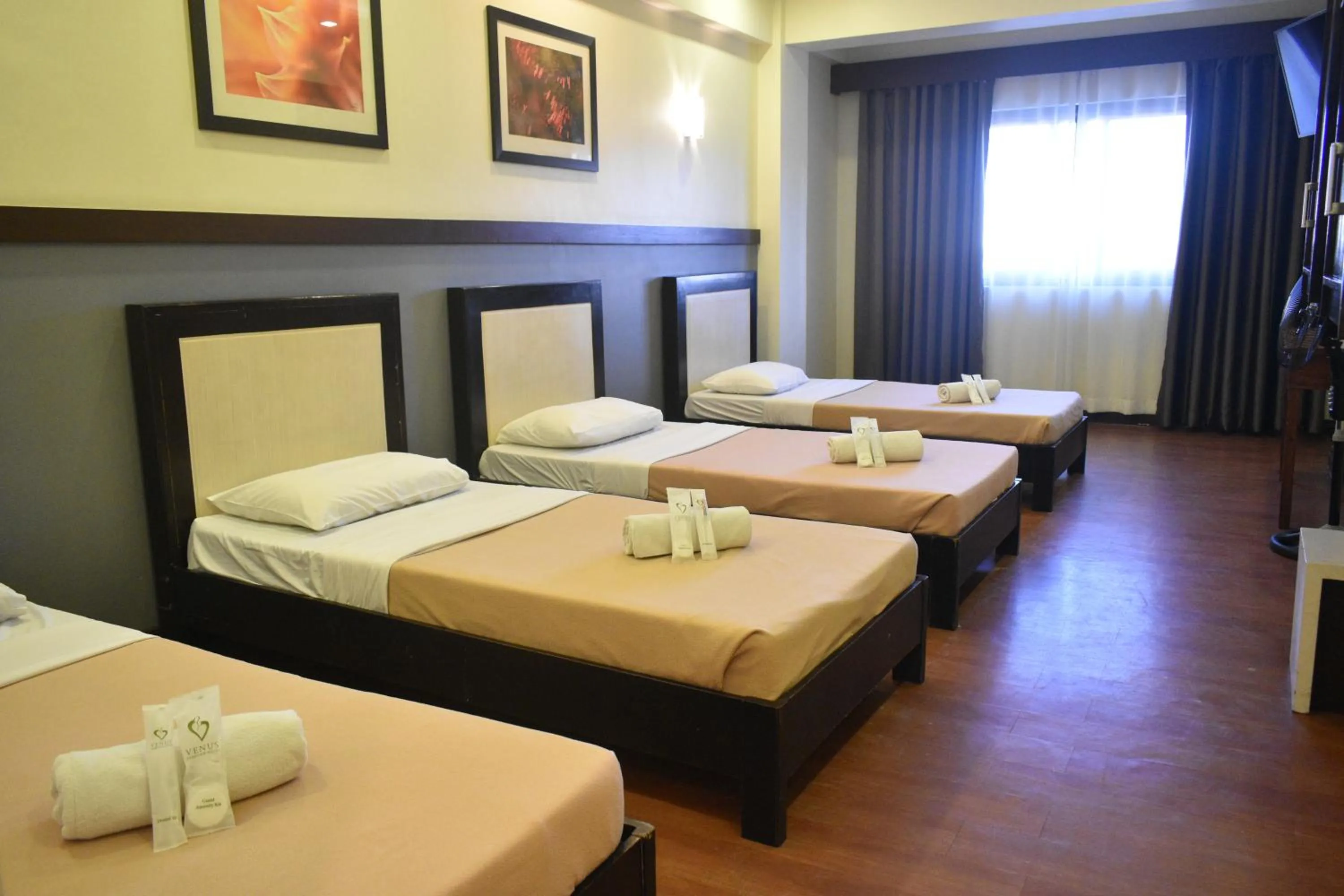 Photo of the whole room, Bed in Venus Parkview Hotel