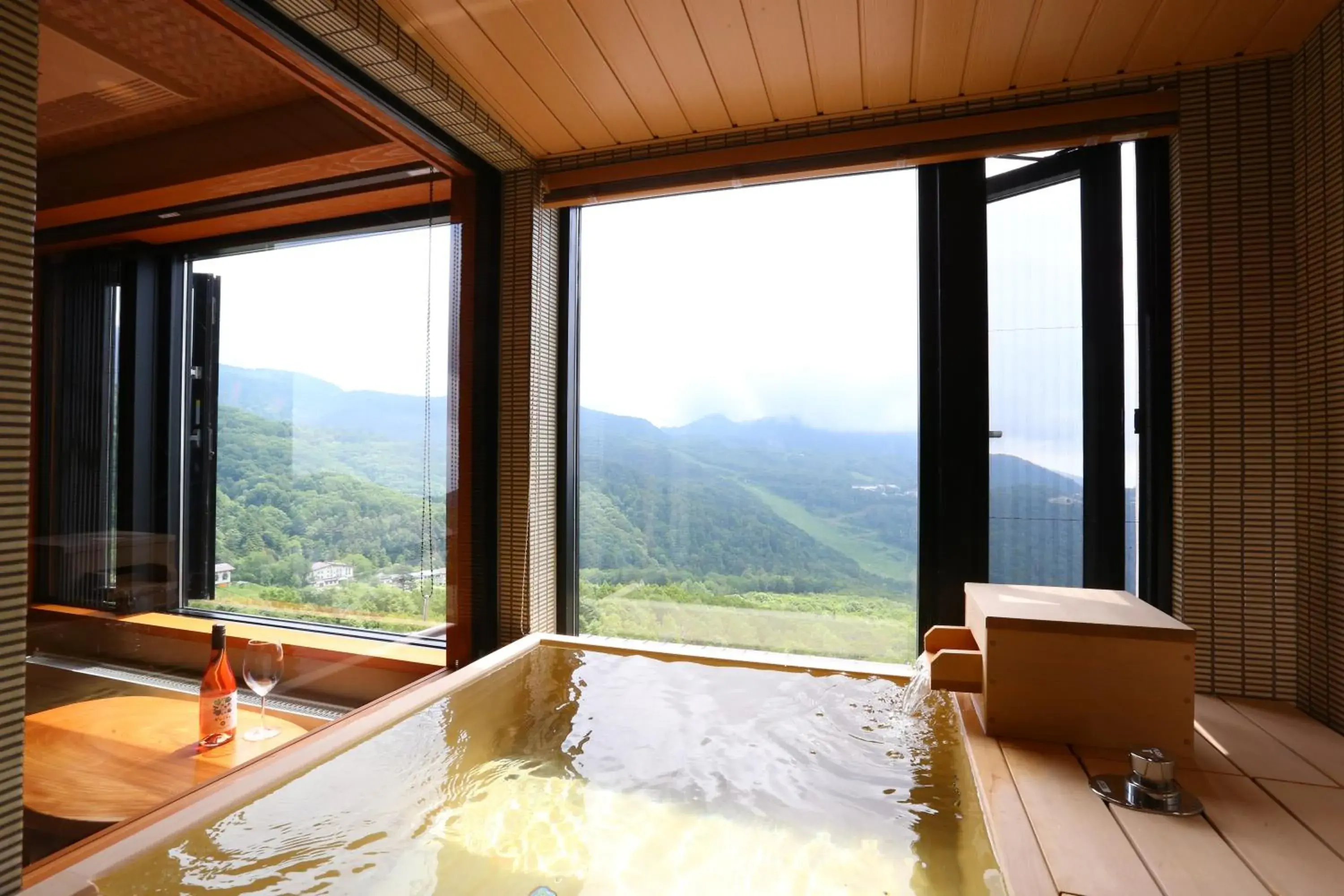 Deluxe Twin Room with Open-Air Hot Spring Bath in Hotel Higashidate Deluxe Twin Room with Open-Air Hot Spring Bath in Hotel Higashidate
