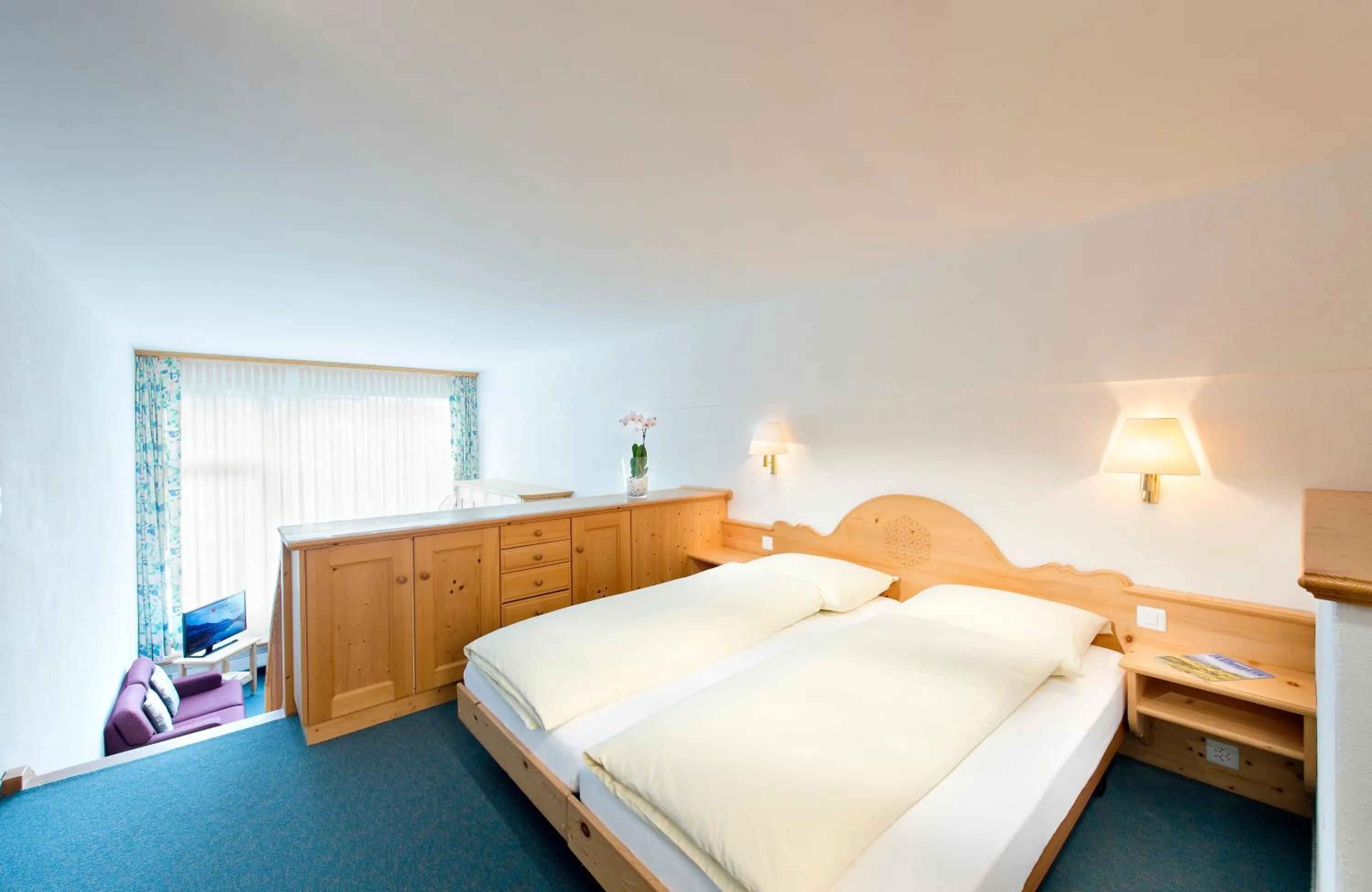 Bedroom, Bed in Hotel Chesa Surlej