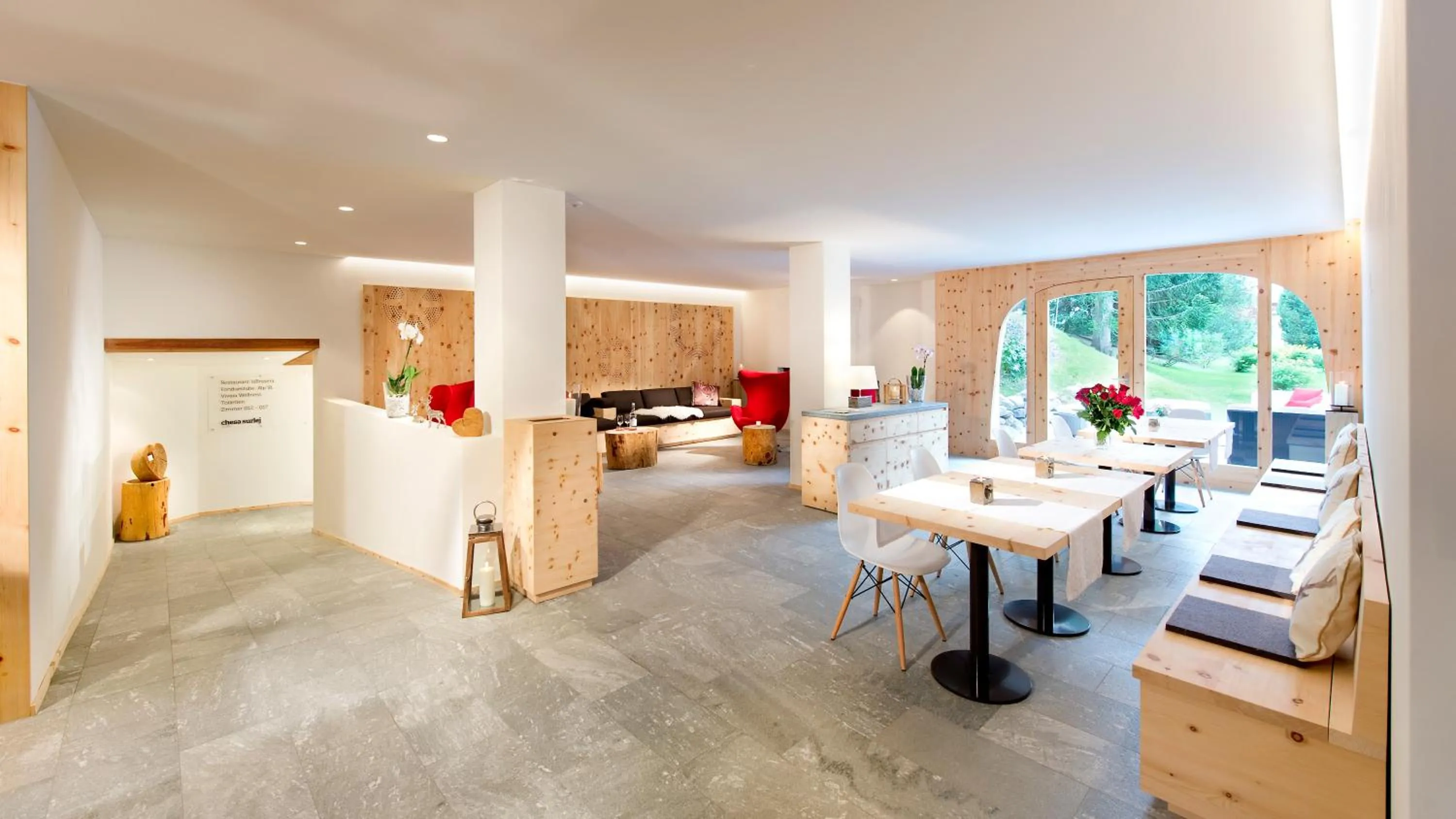 Lobby or reception in Hotel Chesa Surlej