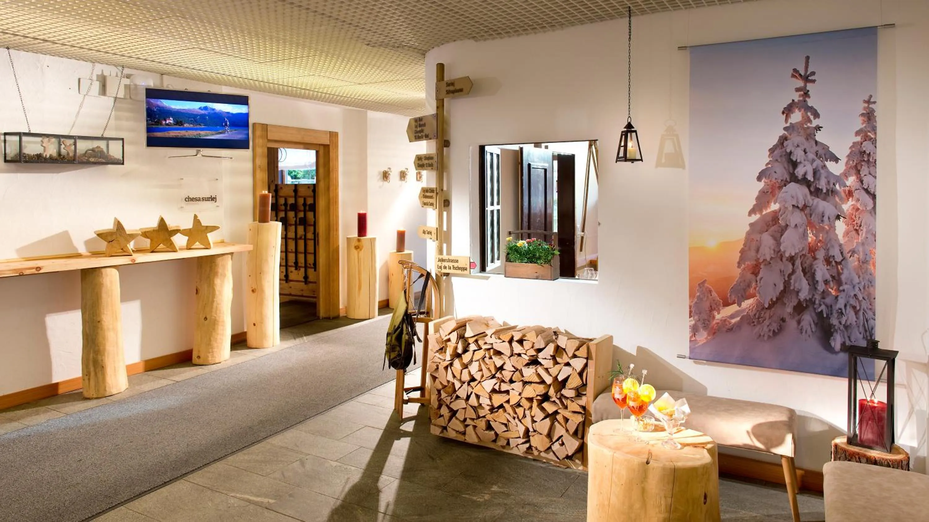 Lounge or bar in Hotel Chesa Surlej