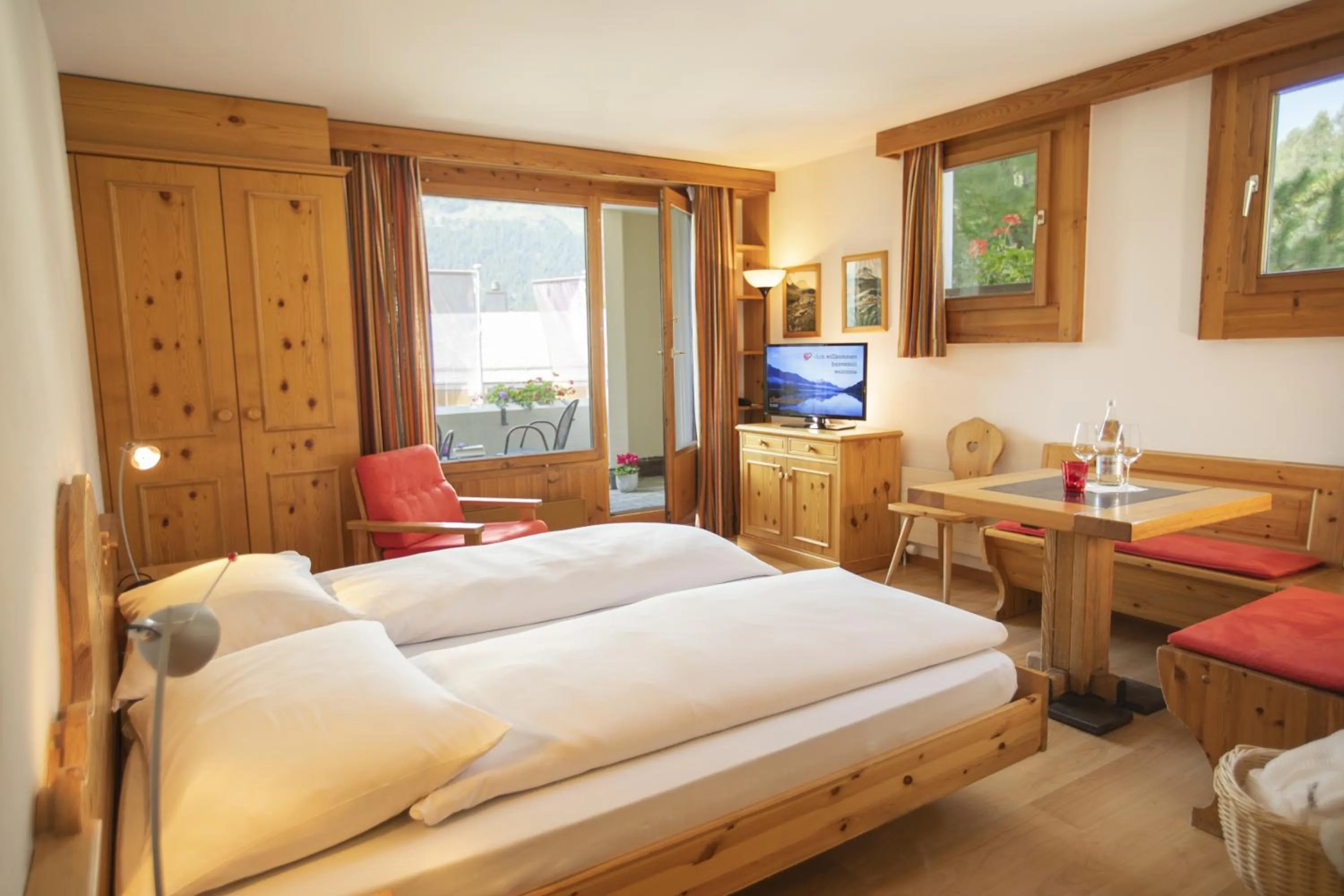 Photo of the whole room, Bed in Hotel Chesa Surlej