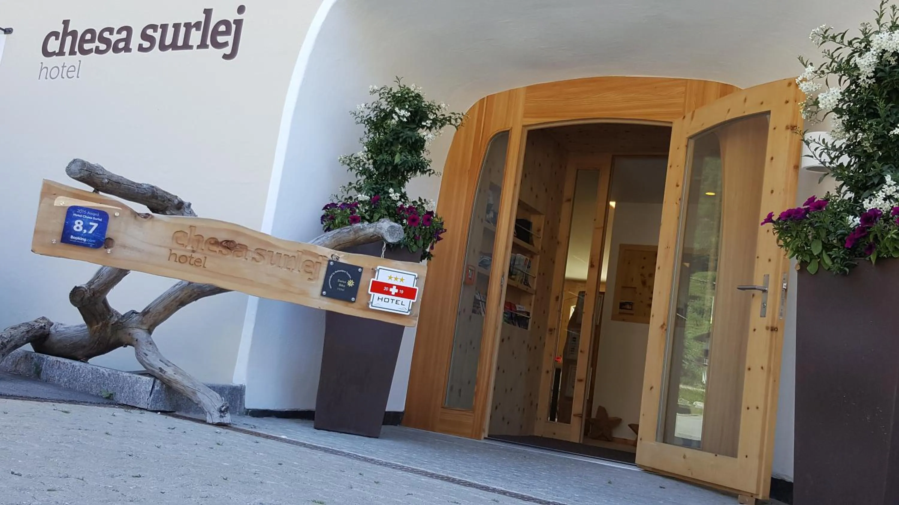 Facade/entrance in Hotel Chesa Surlej