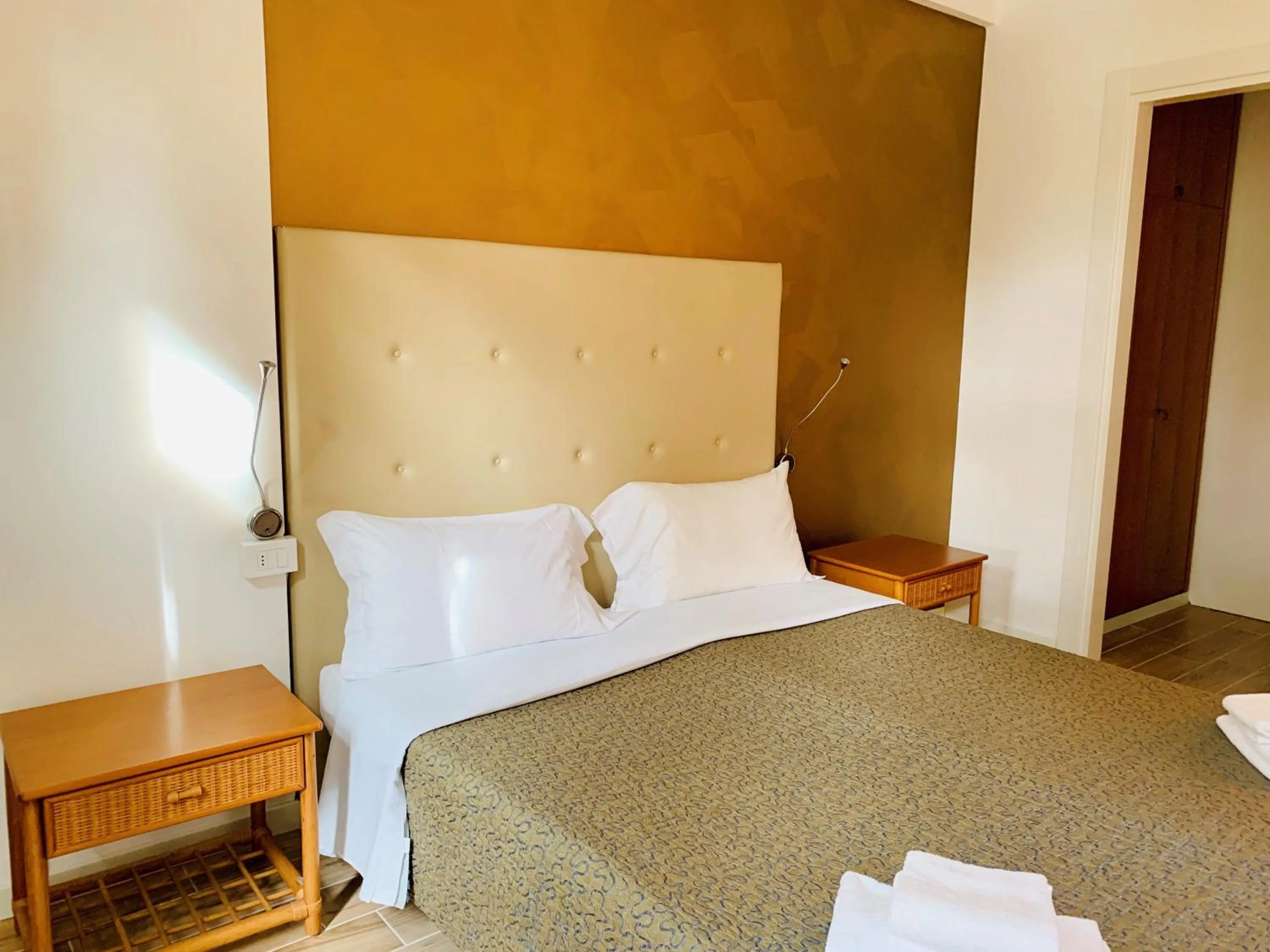 Bed in Front Lake Apartment Bardolino