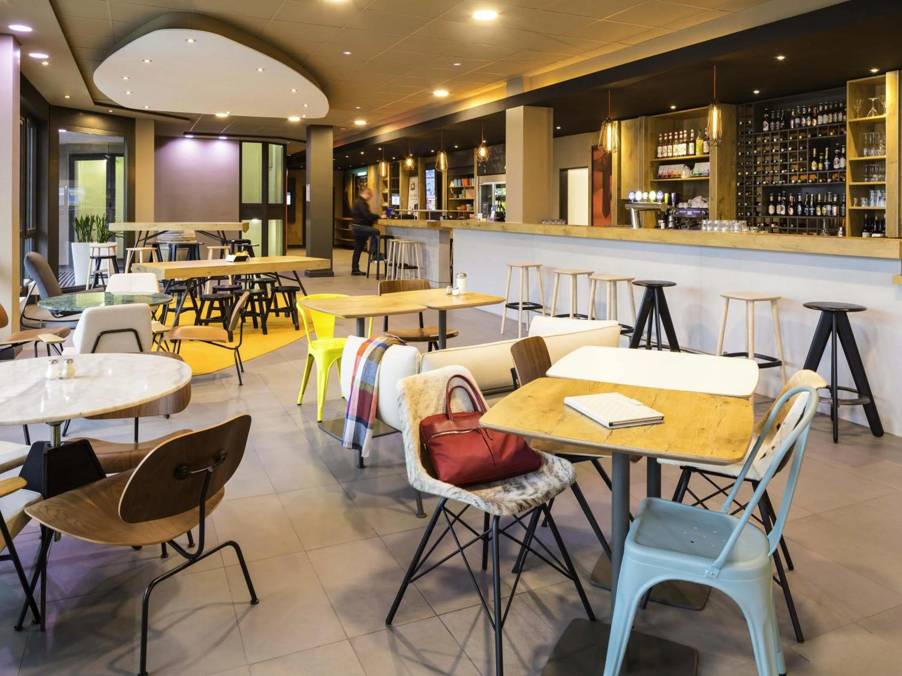 Lounge or bar in ibis Zürich Messe Airport