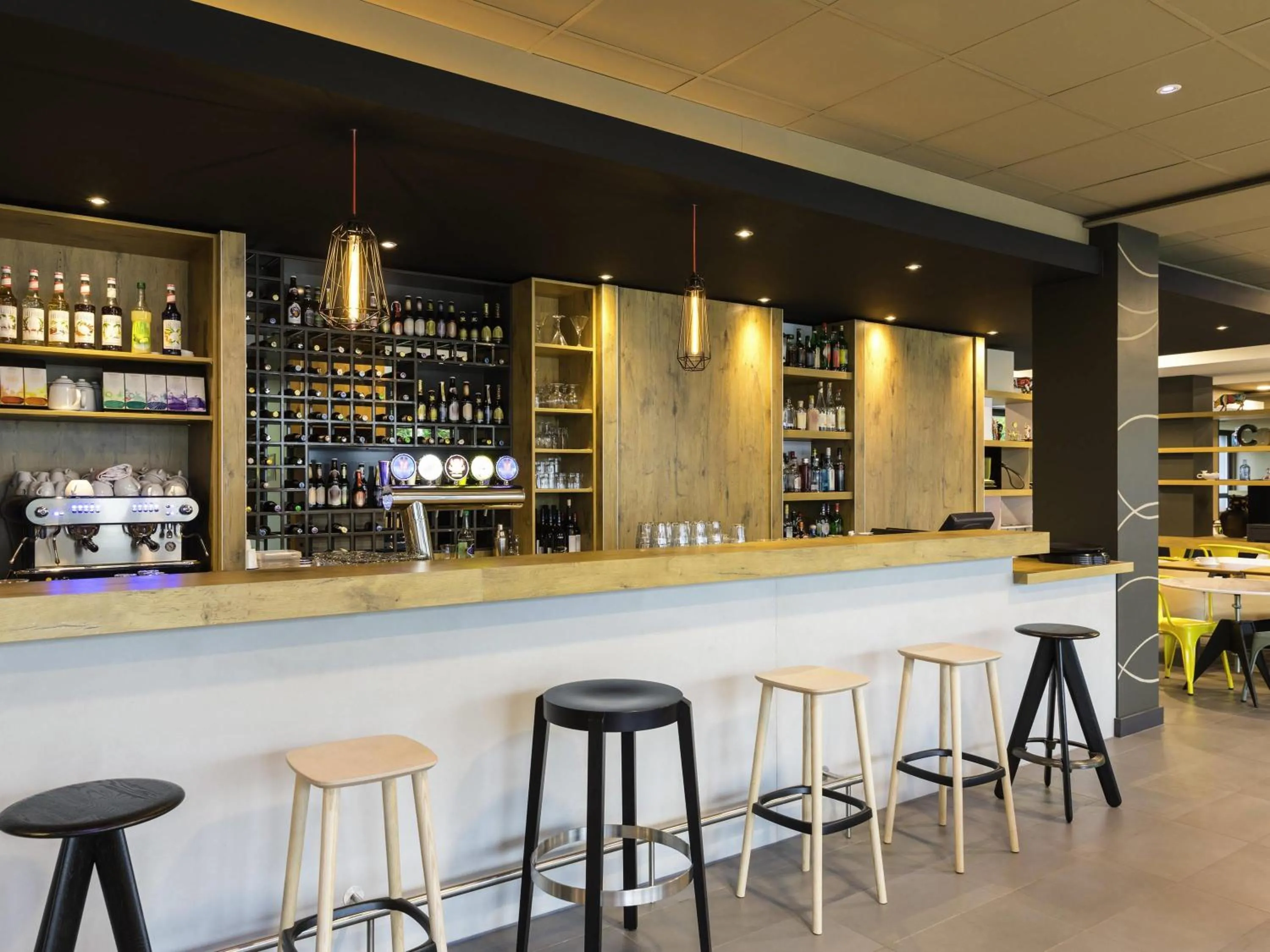 Lounge or bar in ibis Zürich Messe Airport