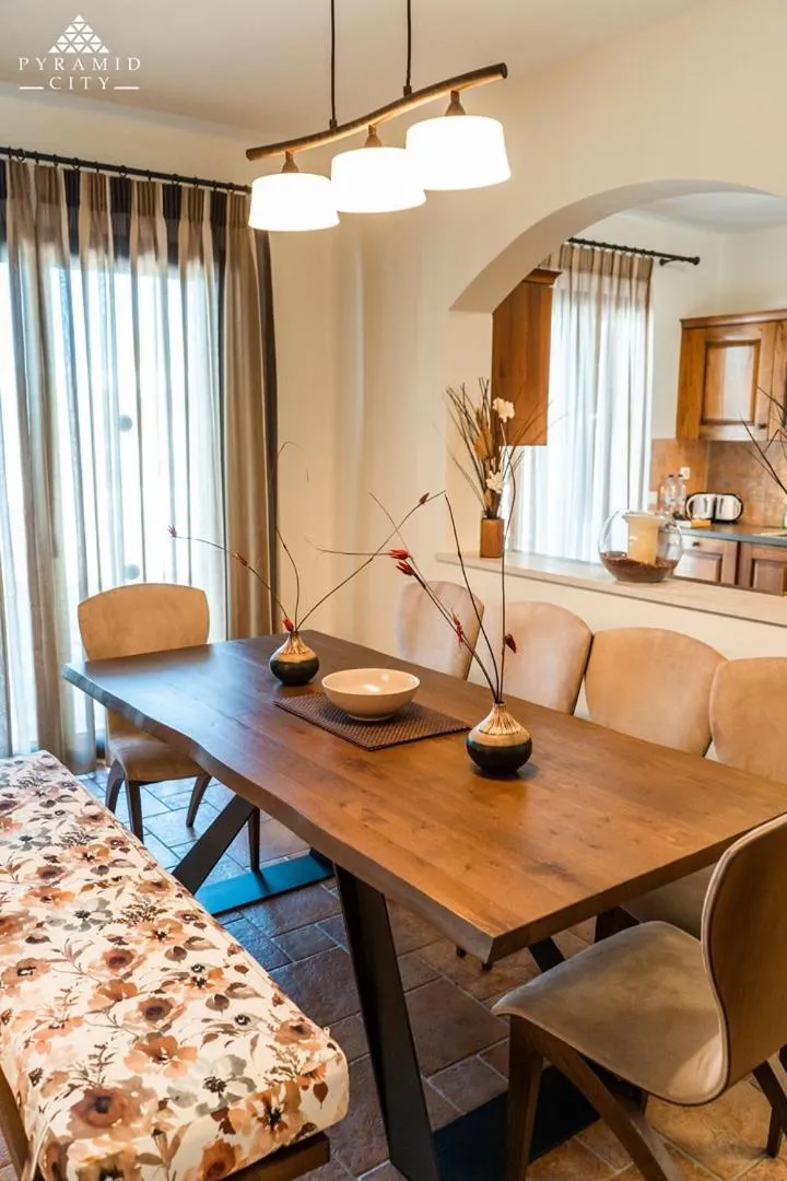 Dining area in Luxury Villa Jupiter