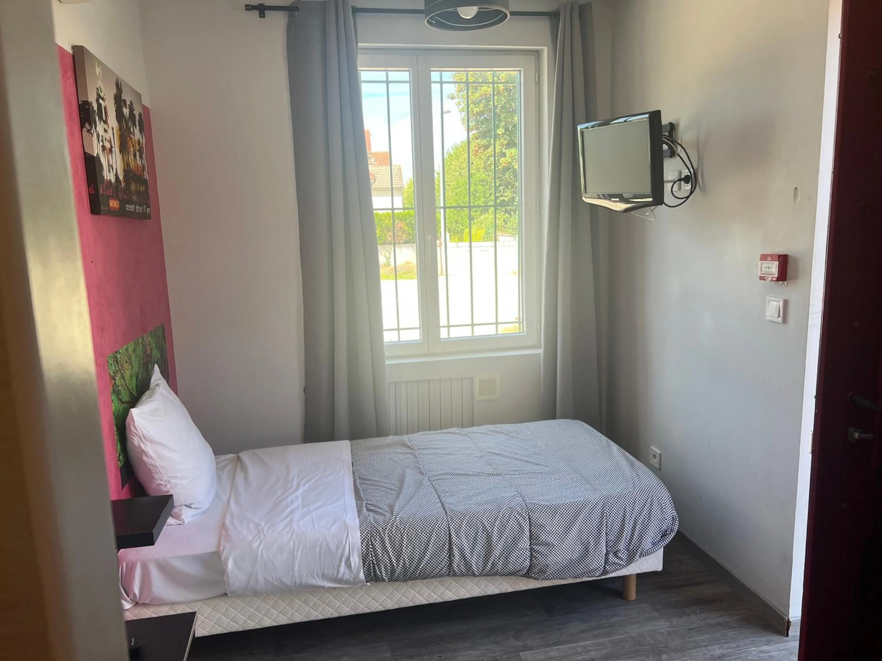 Photo of the whole room, Bed in Hôtel des 2 Gares