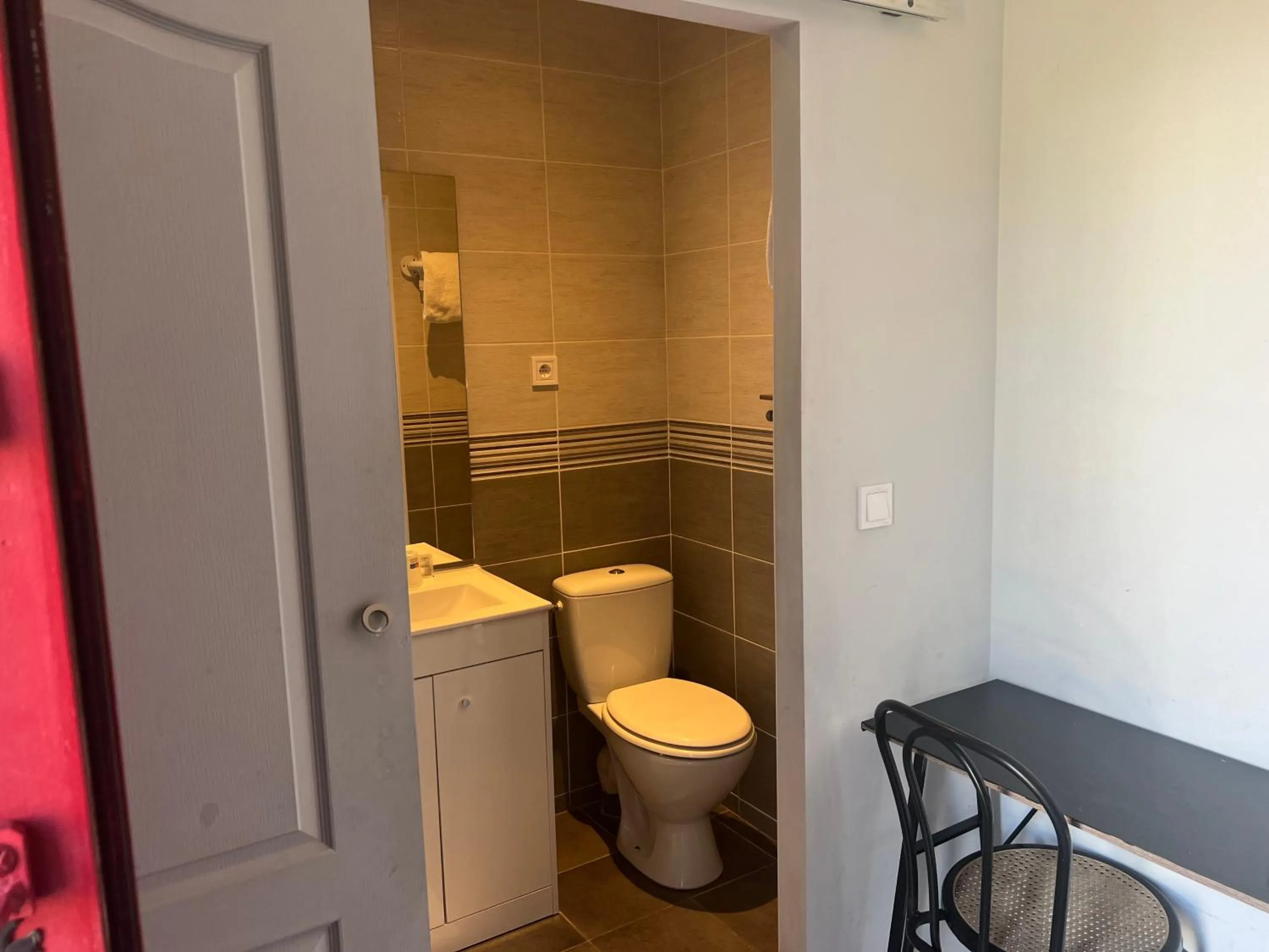 Toilet in Hôtel des 2 Gares