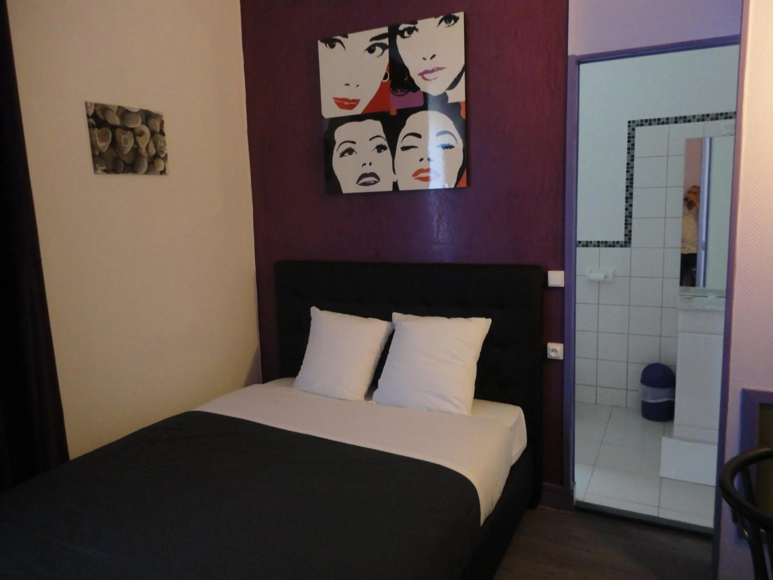 Photo of the whole room, Bed in Hôtel des 2 Gares