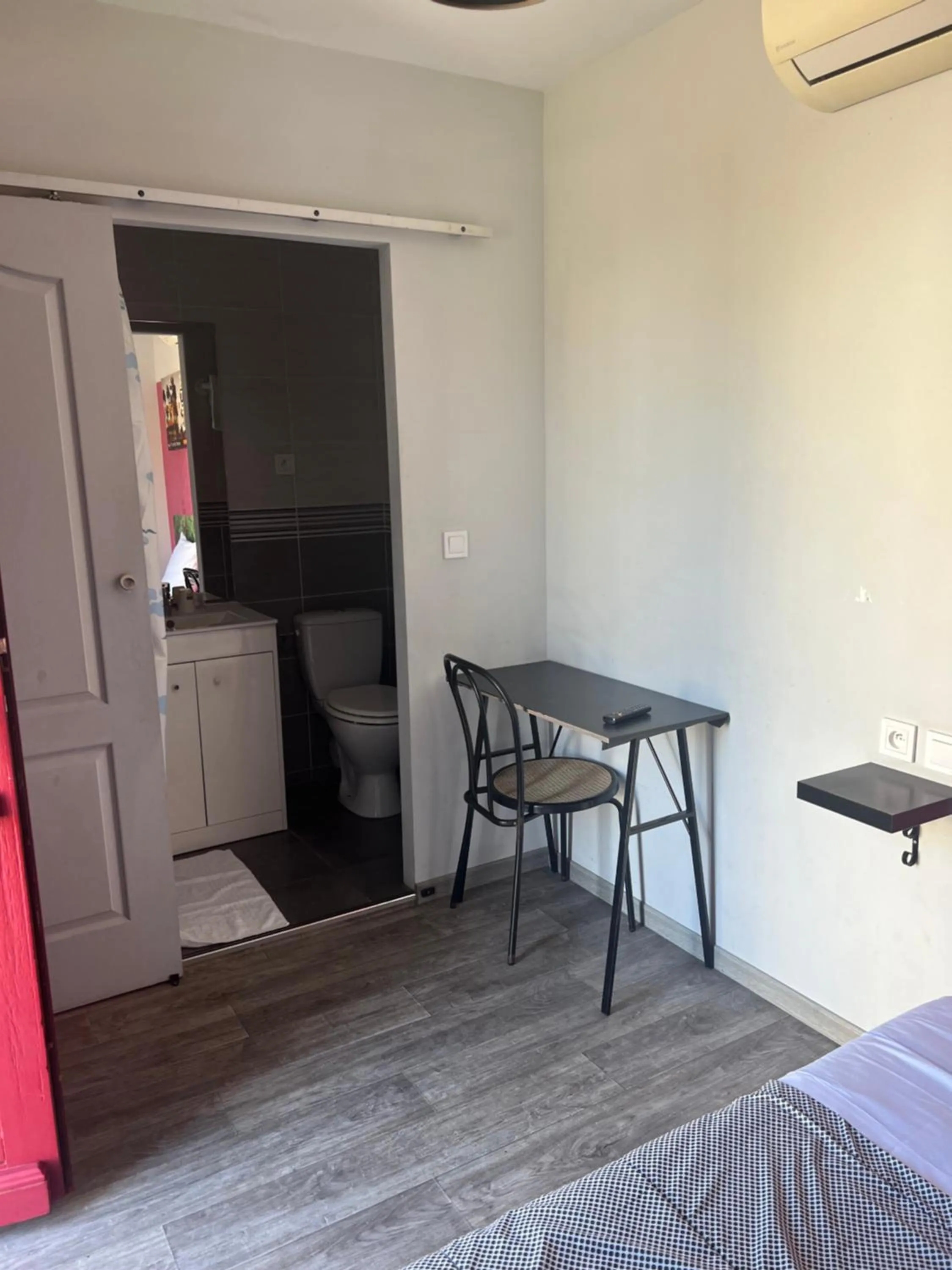 Photo of the whole room, Bed in Hôtel des 2 Gares