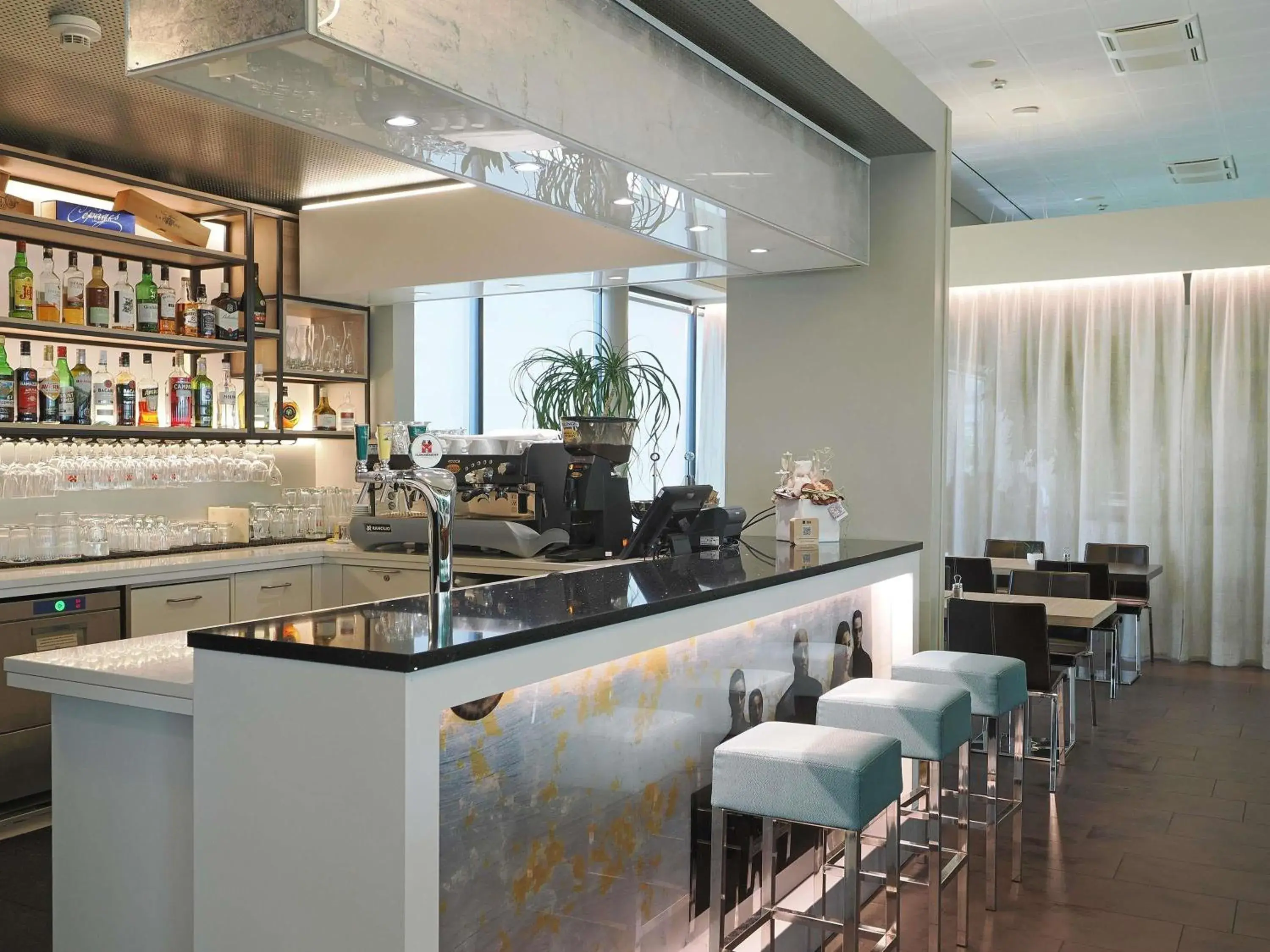 Lounge or bar in ibis Locarno Lounge or bar in ibis Locarno