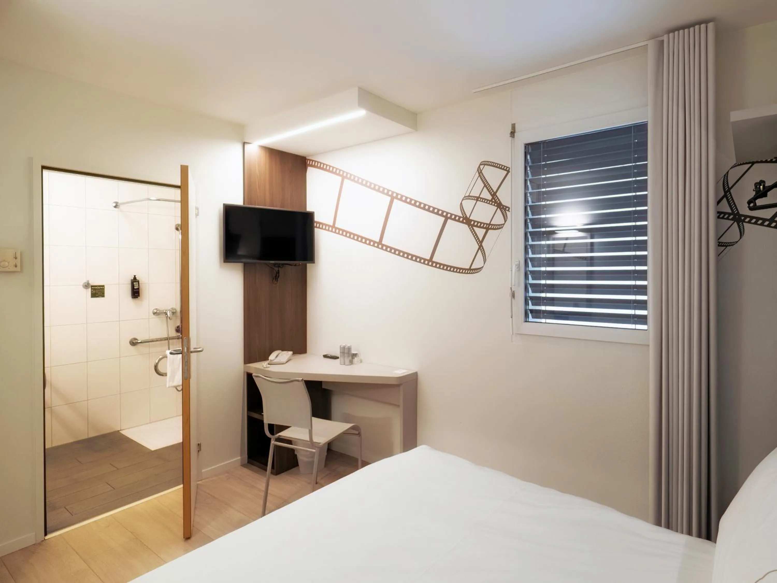 Facility for disabled guests, Bed in ibis Locarno