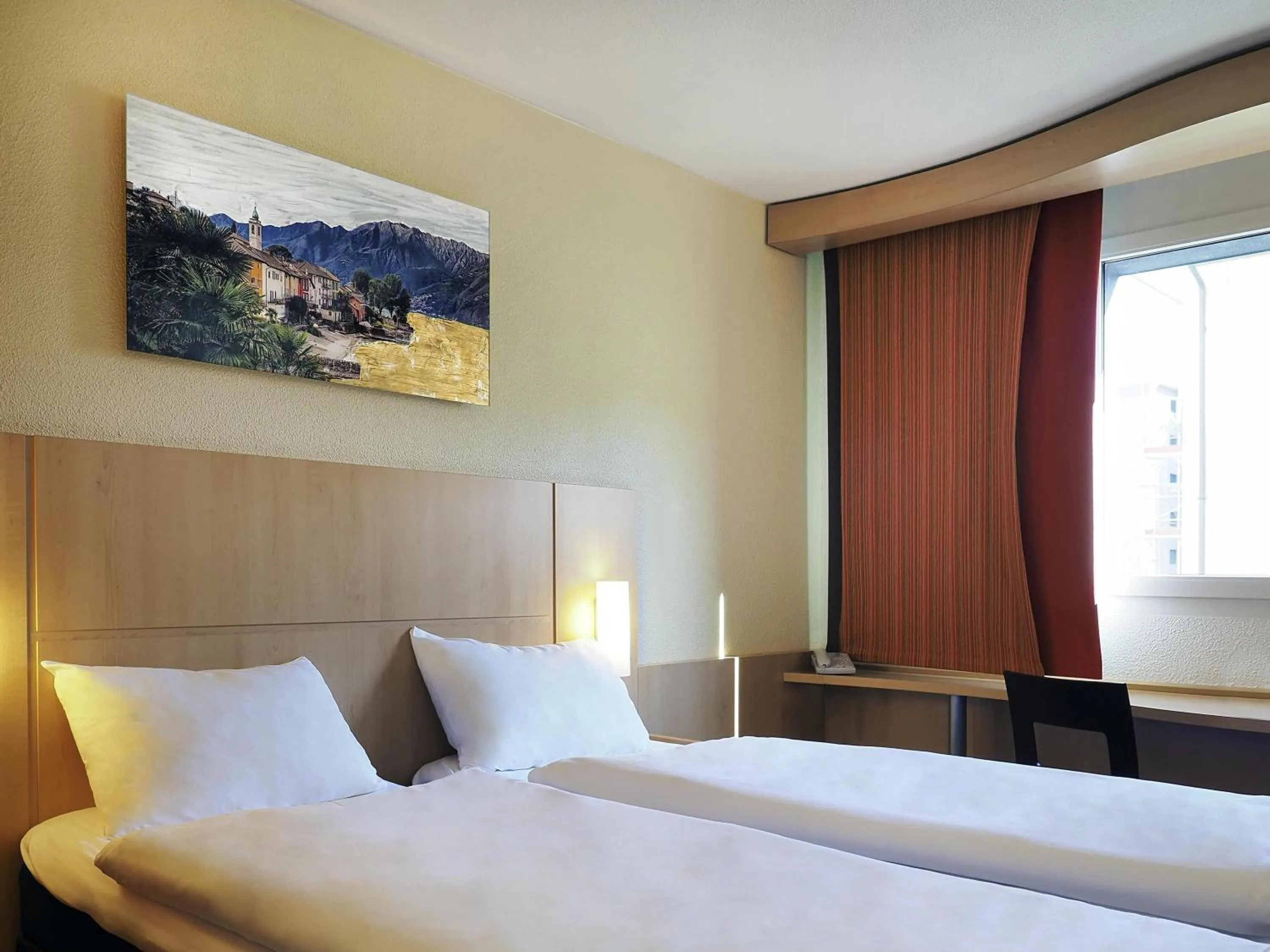 Bedroom, Bed in ibis Locarno
